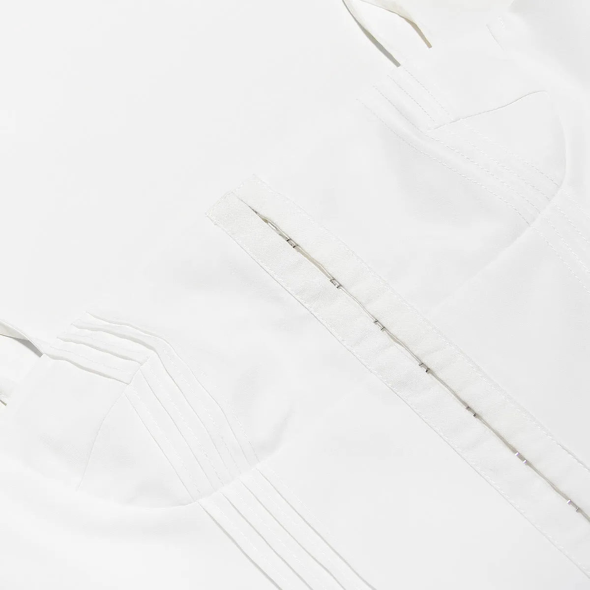 Modelo usando vestido corto blanco sencillo para boda civil – Amélie Fleur