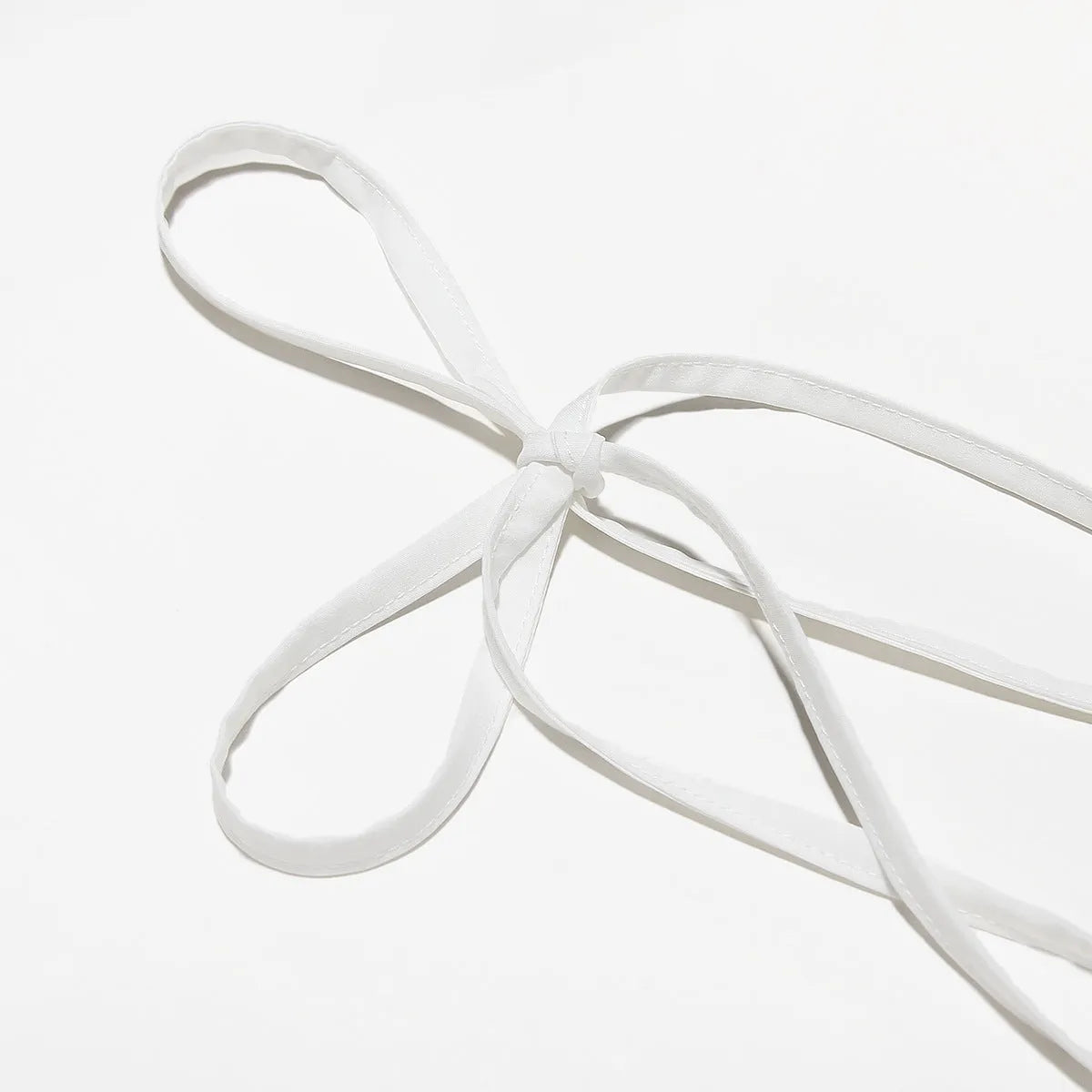Modelo usando vestido corto blanco sencillo para boda civil – Amélie Fleur