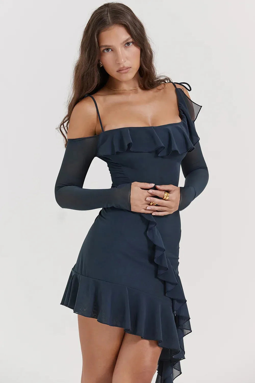 Modelo usando vestido corto elegante azul marino con tirantes