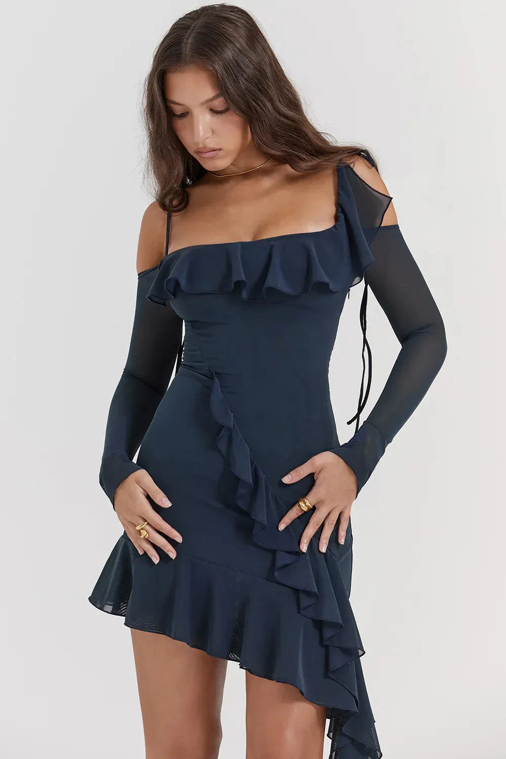Modelo usando vestido corto elegante azul marino con tirantes