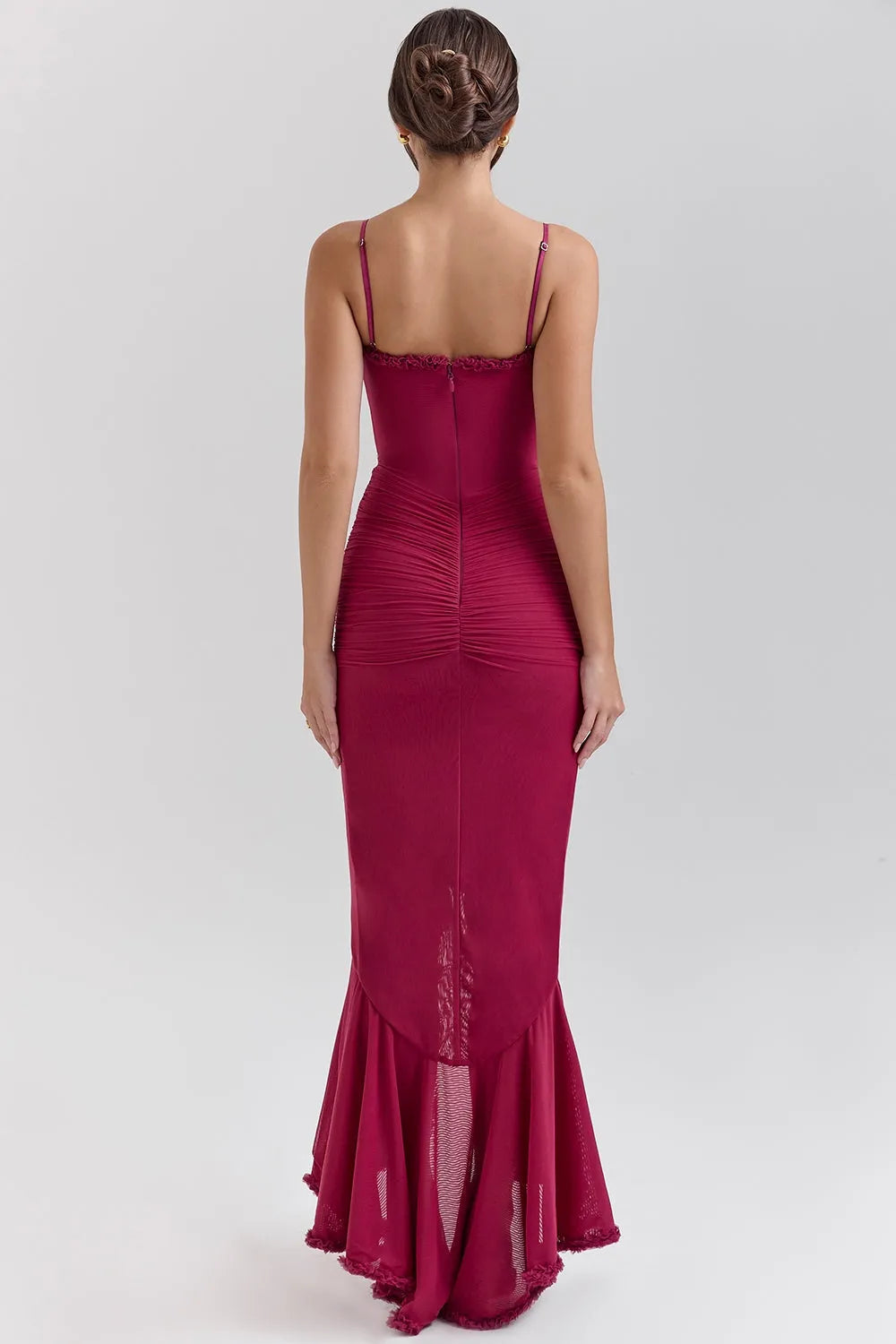 Modelo usando vestido largo con volante y cola trasera elegante – ideal para fiesta, boda o gala