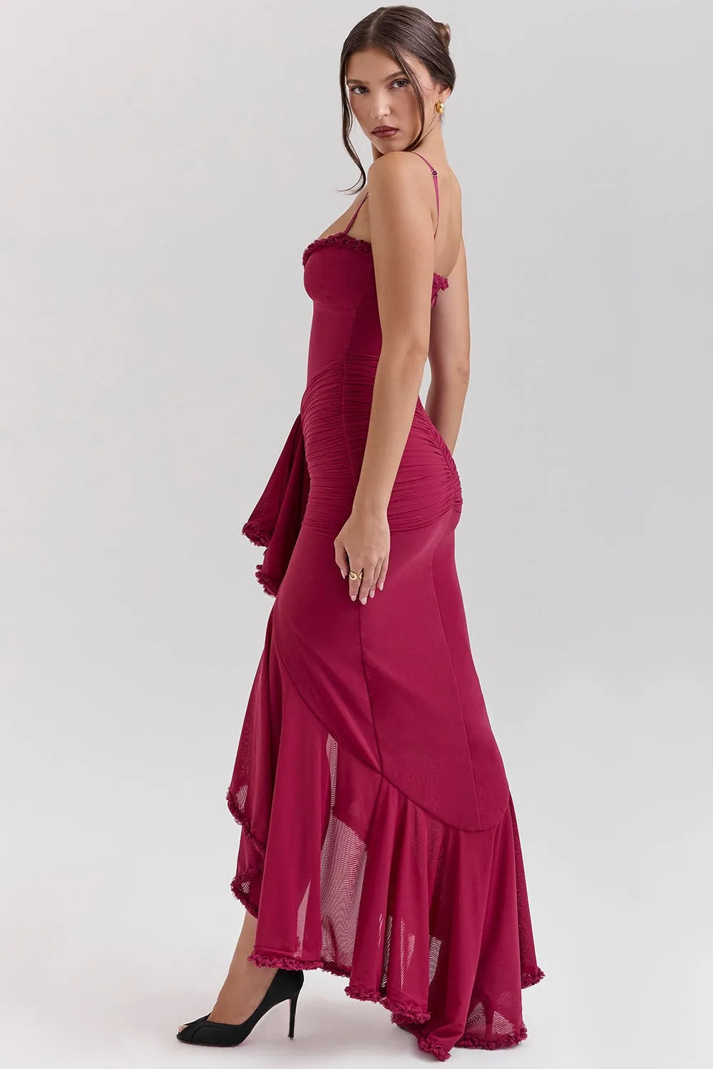 Modelo usando vestido largo con volante y cola trasera elegante – ideal para fiesta, boda o gala