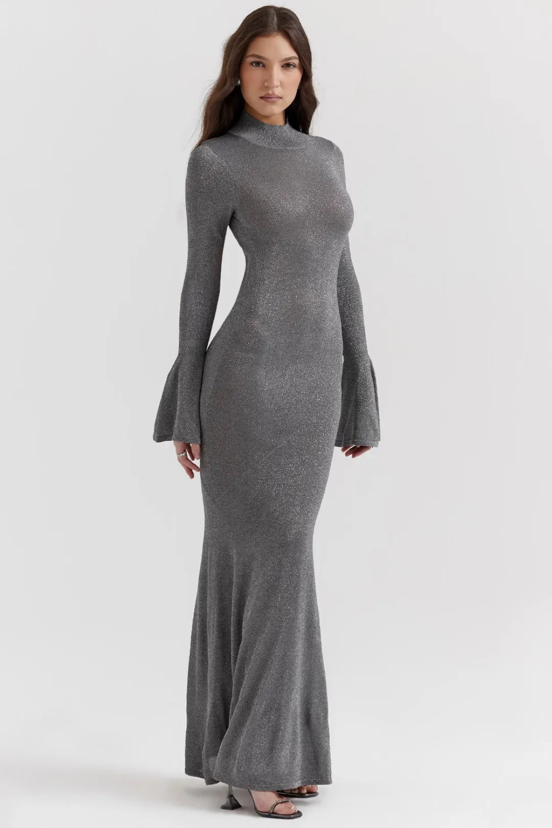 Modelo usando vestido largo gris con acabado metálico y silueta sofisticada – Sancha