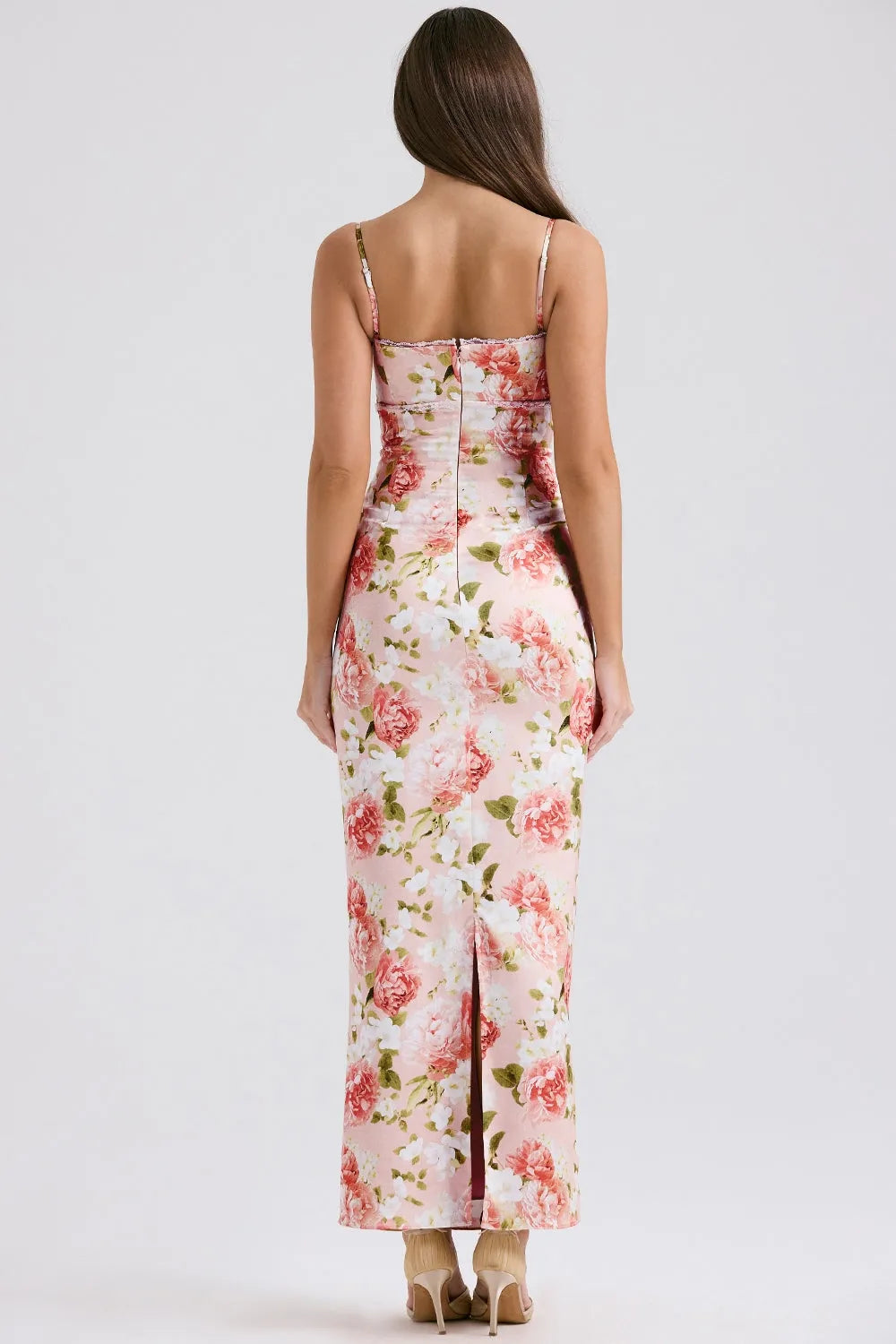 Modelo usando vestido largo floral ajustado al cuerpo con tirantes finos, ideal para fiestas y bodas.