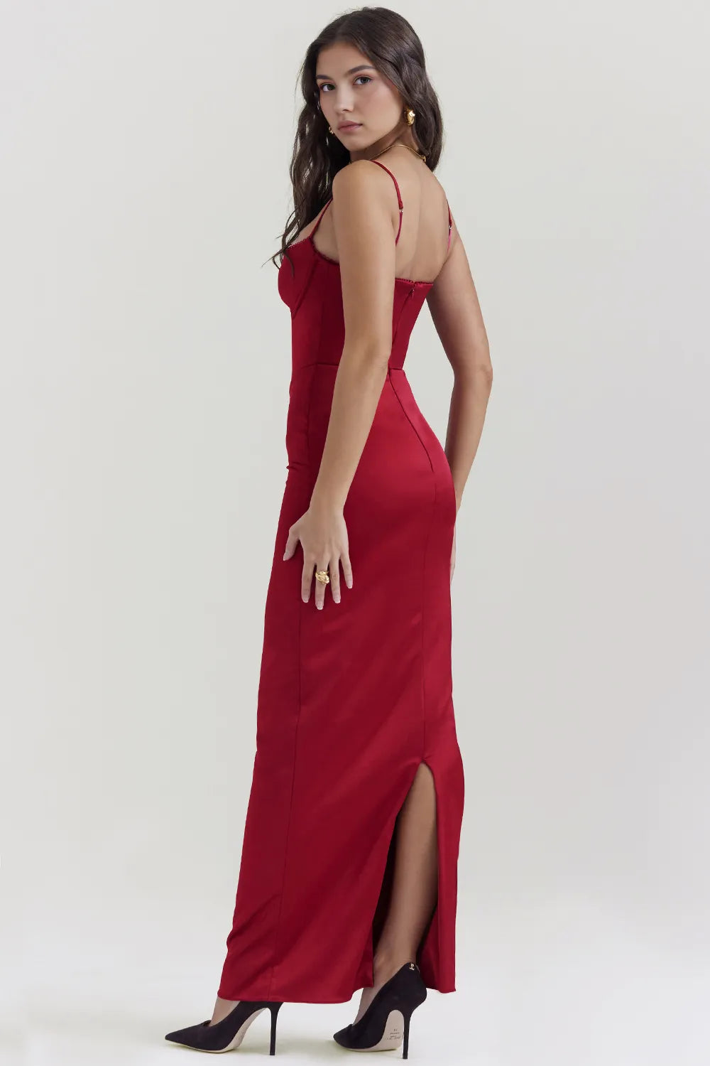 Modelo usando vestido largo rojo de satén con encaje en busto – Modelo Isabelle