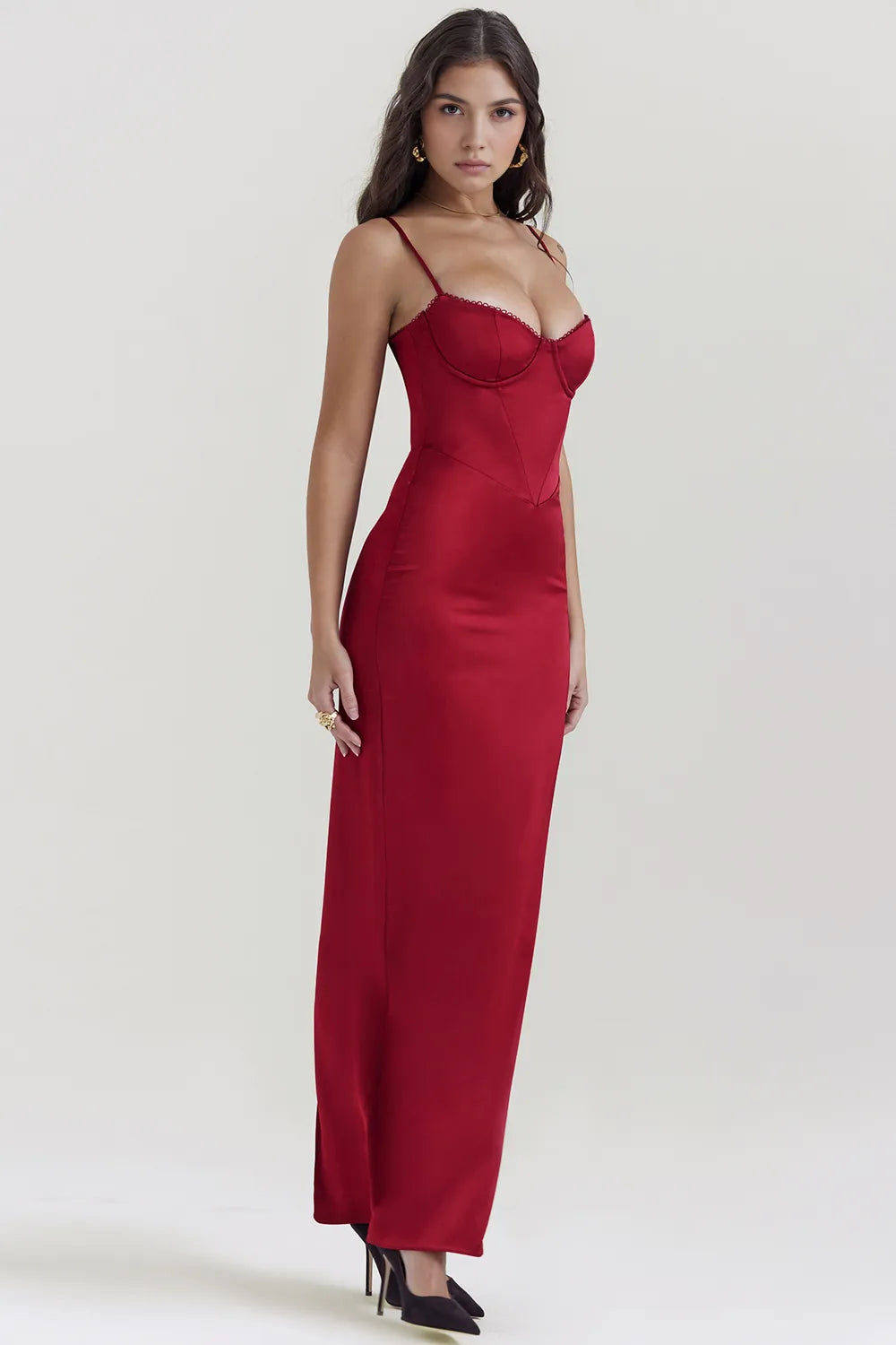 Modelo usando vestido largo rojo de satén con encaje en busto – Modelo Isabelle
