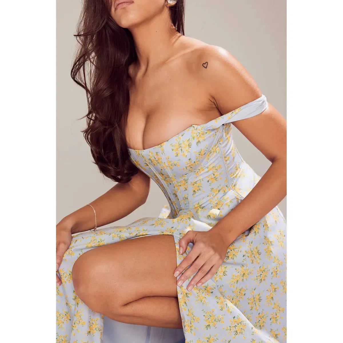 Modelo usando vestido azul midi con corset y escote recto, perfecto para cenas románticas y eventos de día.