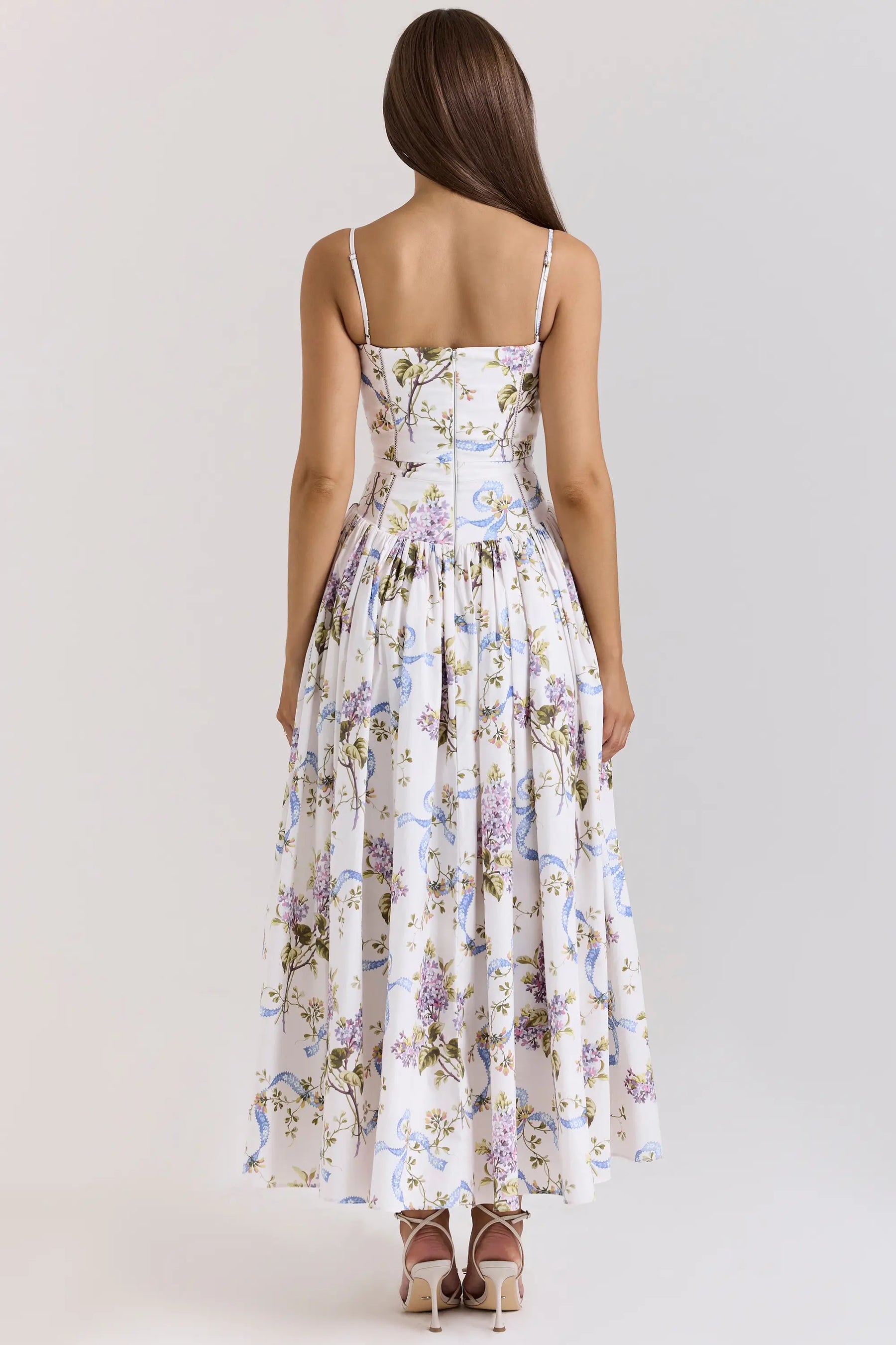 Modelo usando el Vestido Izzie en color Blanco arabesco – corset estructurado y estampado delicado