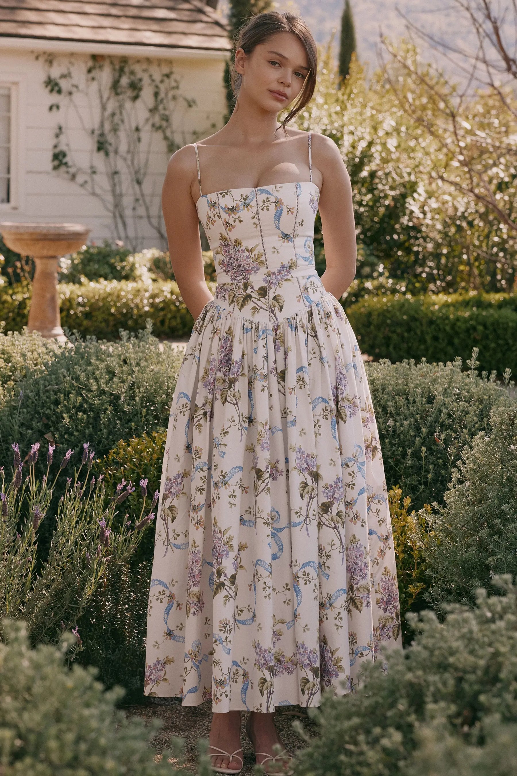 Modelo usando el Vestido Izzie en color Blanco arabesco – corset estructurado y estampado delicado