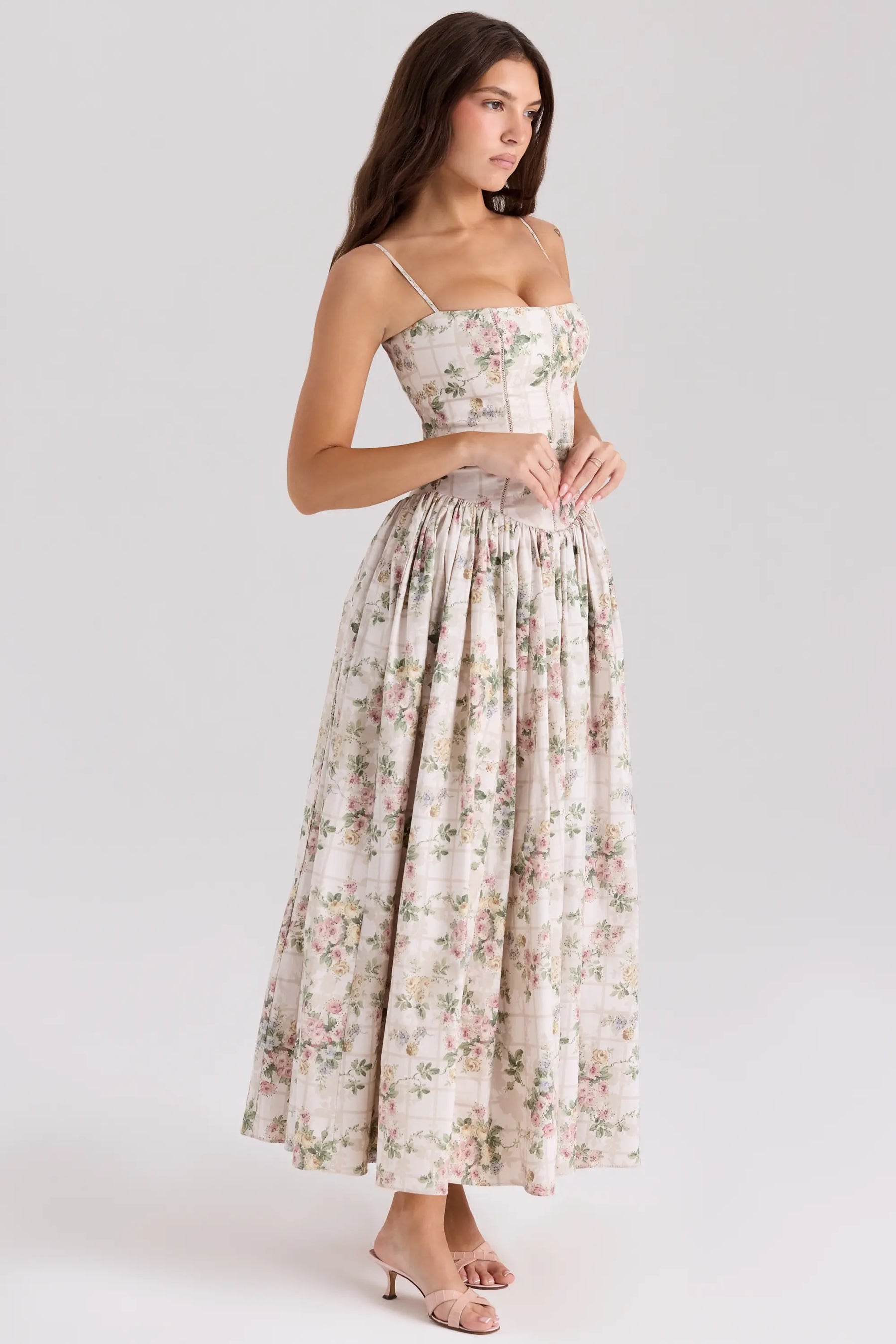 Modelo usando el Vestido Izzie en color Crema Vintage – corset estructurado y estampado delicado