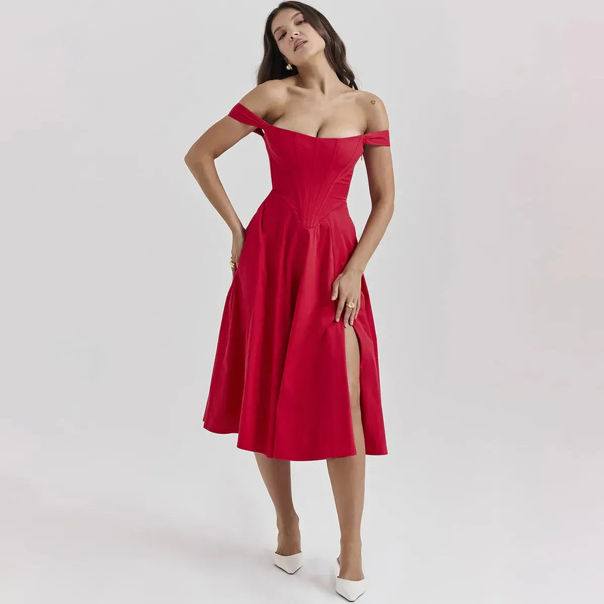 Modelo usando vestido rojo midi con corset y falda amplia, perfecto para graduación o eventos elegantes de noche.