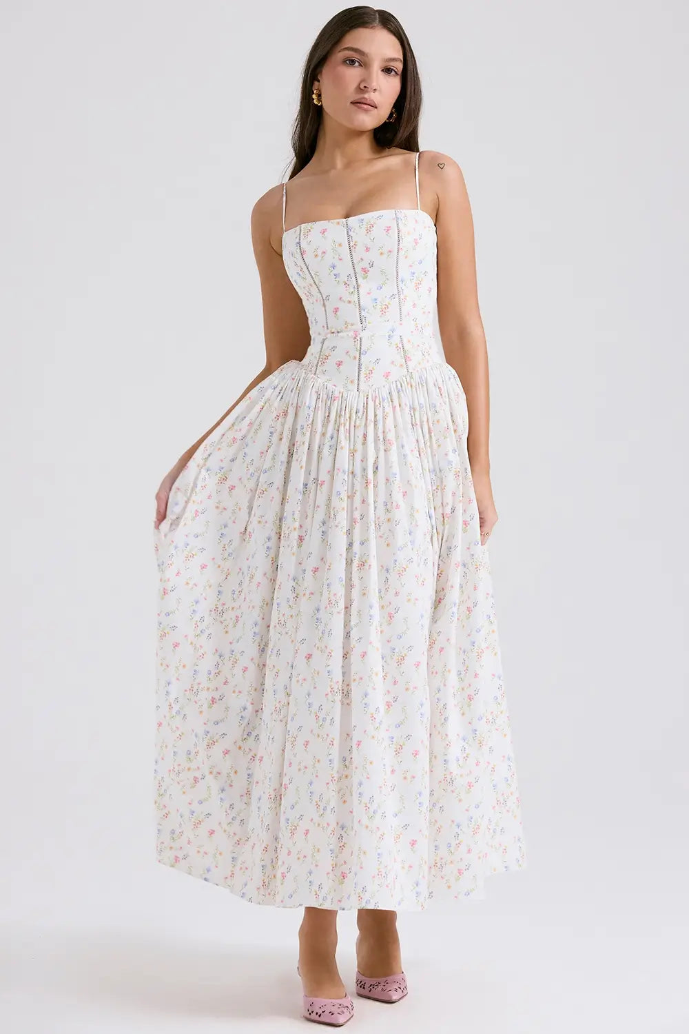 Modelo usando el Vestido Izzie en color Blanco Floral – corset estructurado y estampado delicado