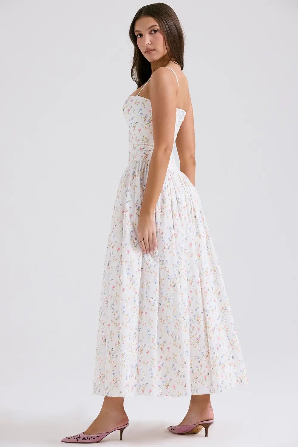 Modelo usando el Vestido Izzie en color Blanco Floral – corset estructurado y estampado delicado