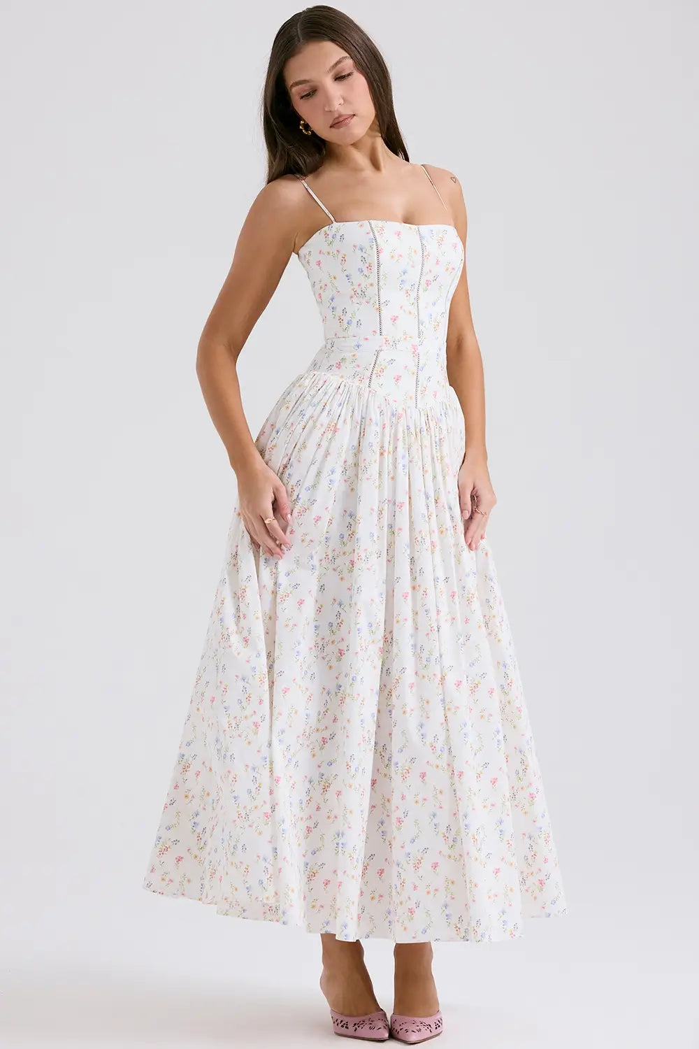 Modelo usando el Vestido Izzie en color Blanco Floral – corset estructurado y estampado delicado