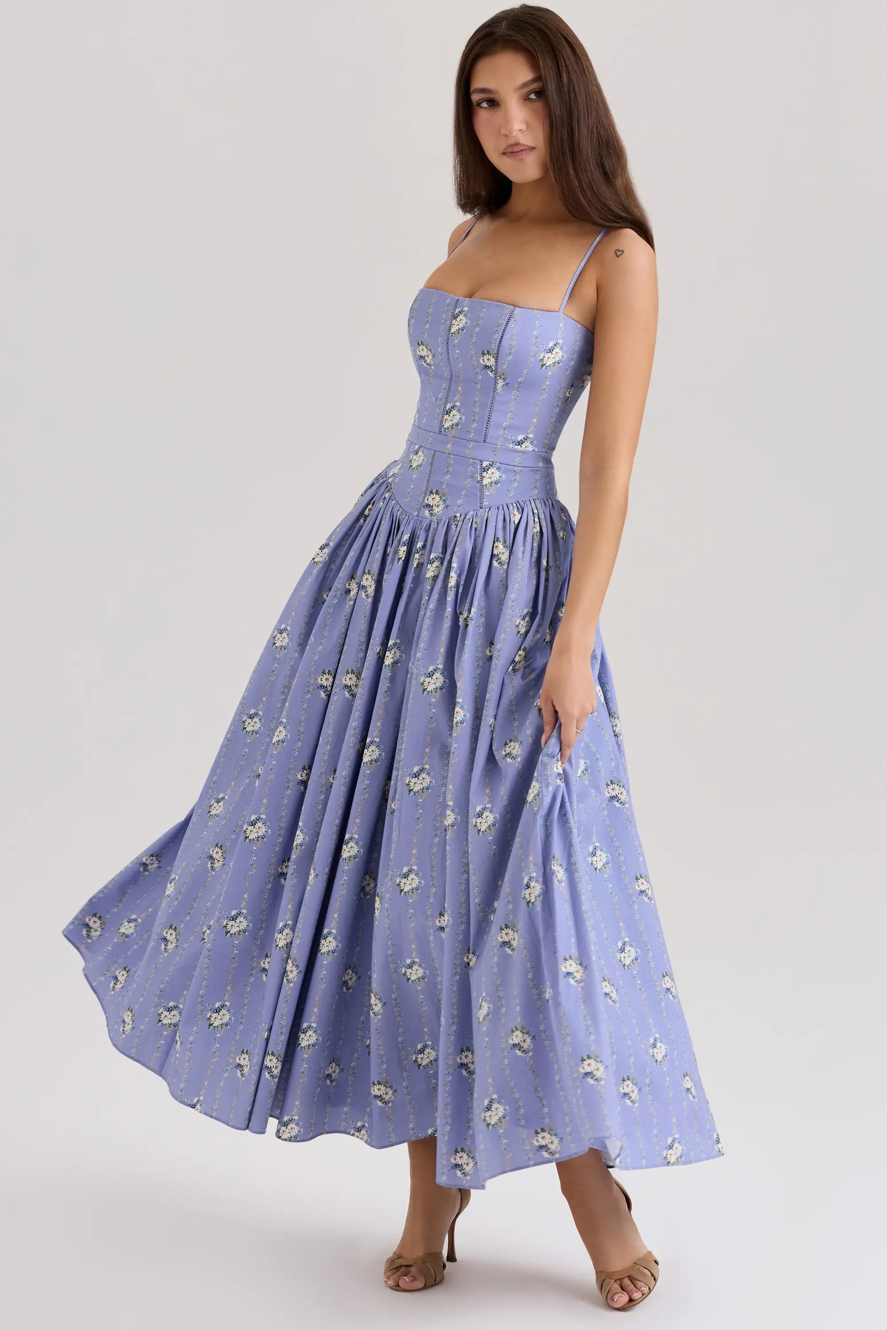 Modelo usando el Vestido Izzie en color Lavanda Campina – corset estructurado y estampado delicado
