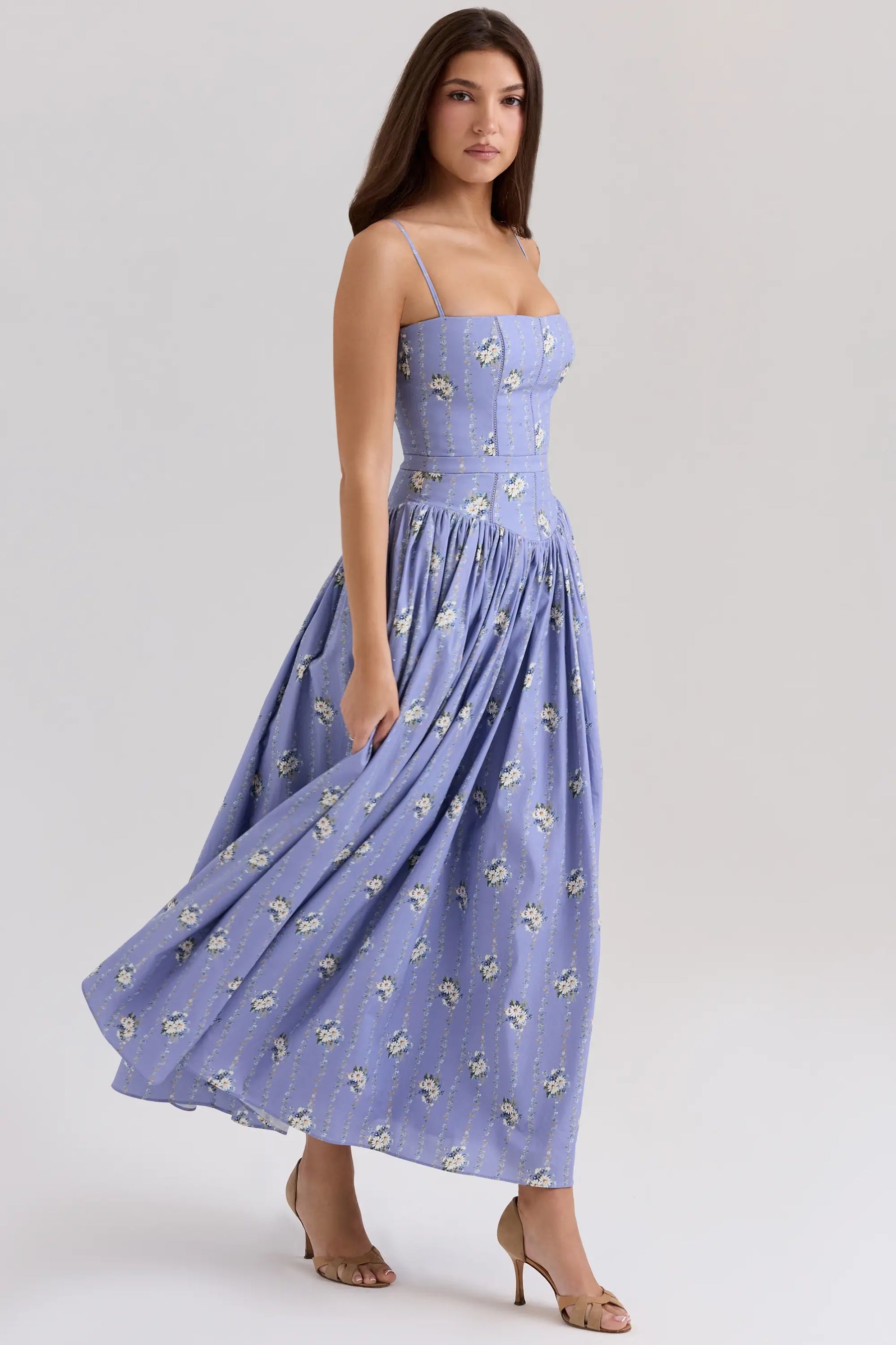 Modelo usando el Vestido Izzie en color Lavanda Campina – corset estructurado y estampado delicado