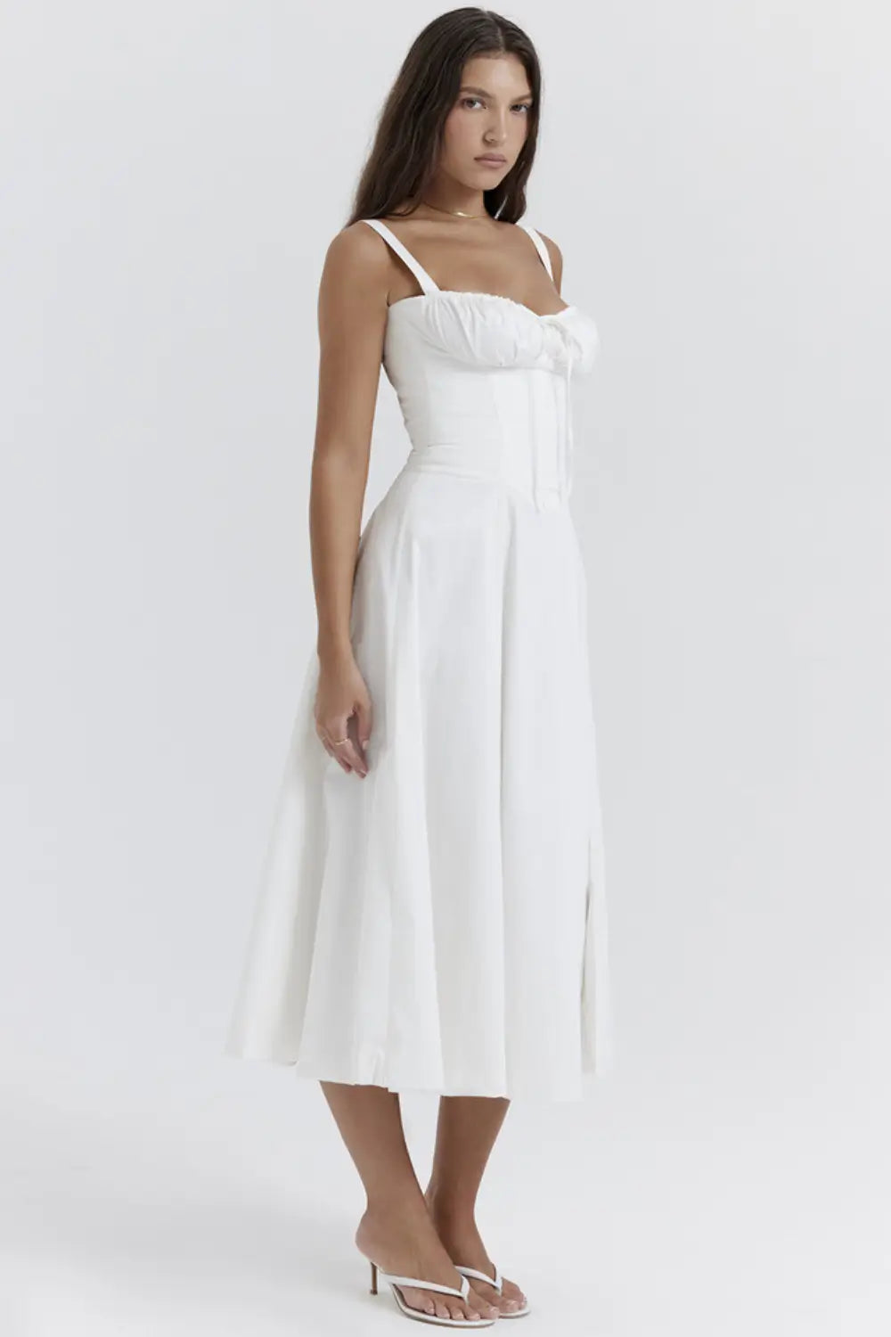 Mujer usando vestido blanco midi elegante y sencillo, ideal para boda civil o como segundo vestido de novia. Modelo Attracione de Veliara.