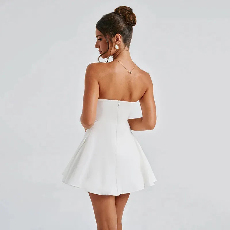 Modelo usando vestido corto blanco con moño elegante, ideal para boda civil