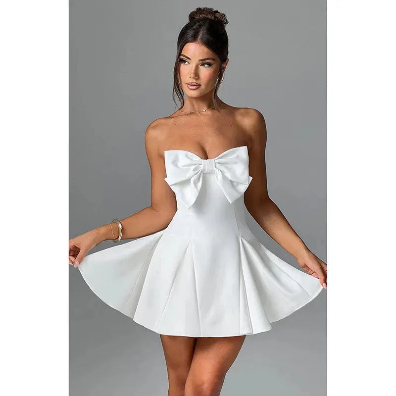Modelo usando vestido corto blanco con moño elegante, ideal para boda civil