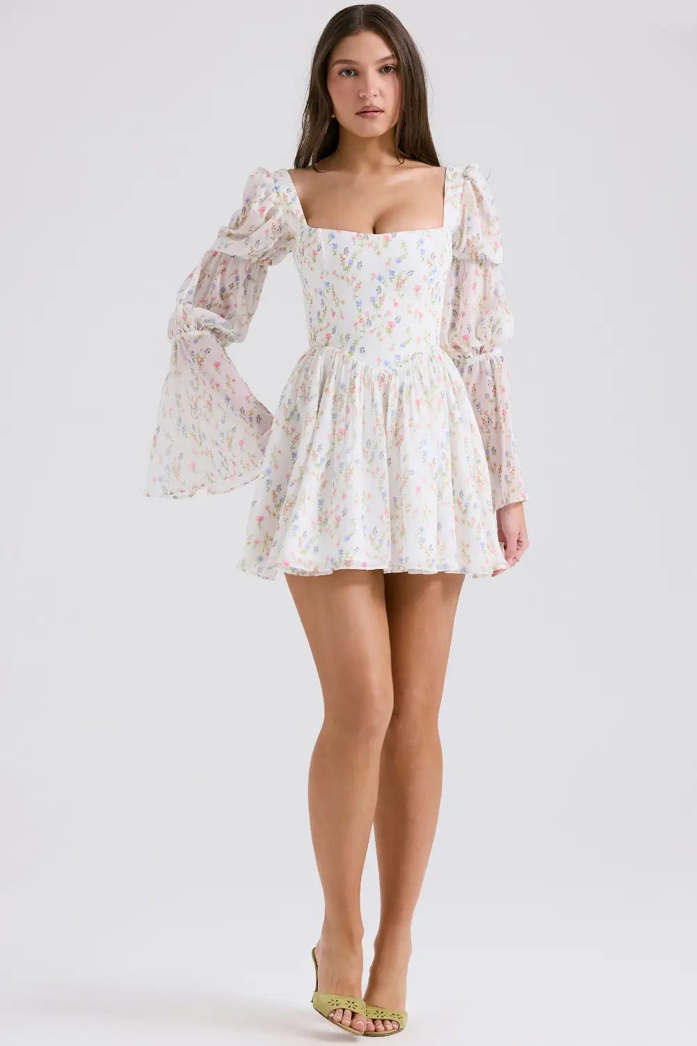 Modelo usando el Vestido Mila – vestido corto con estampado floral y mangas abullonadas traslúcidas