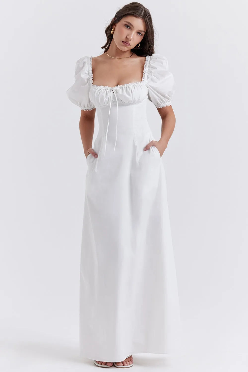 Vestido largo blanco de algodón elegante y casual para boda, graduación o fiesta formal. Diseño con escote en V y cintura alta. Ideal para invitadas modernas. Disponible en Veliara Store, estilo tipo Shein, vestido fiesta, vestido sexy, vestido novia, vestido blanco y moldeadores.