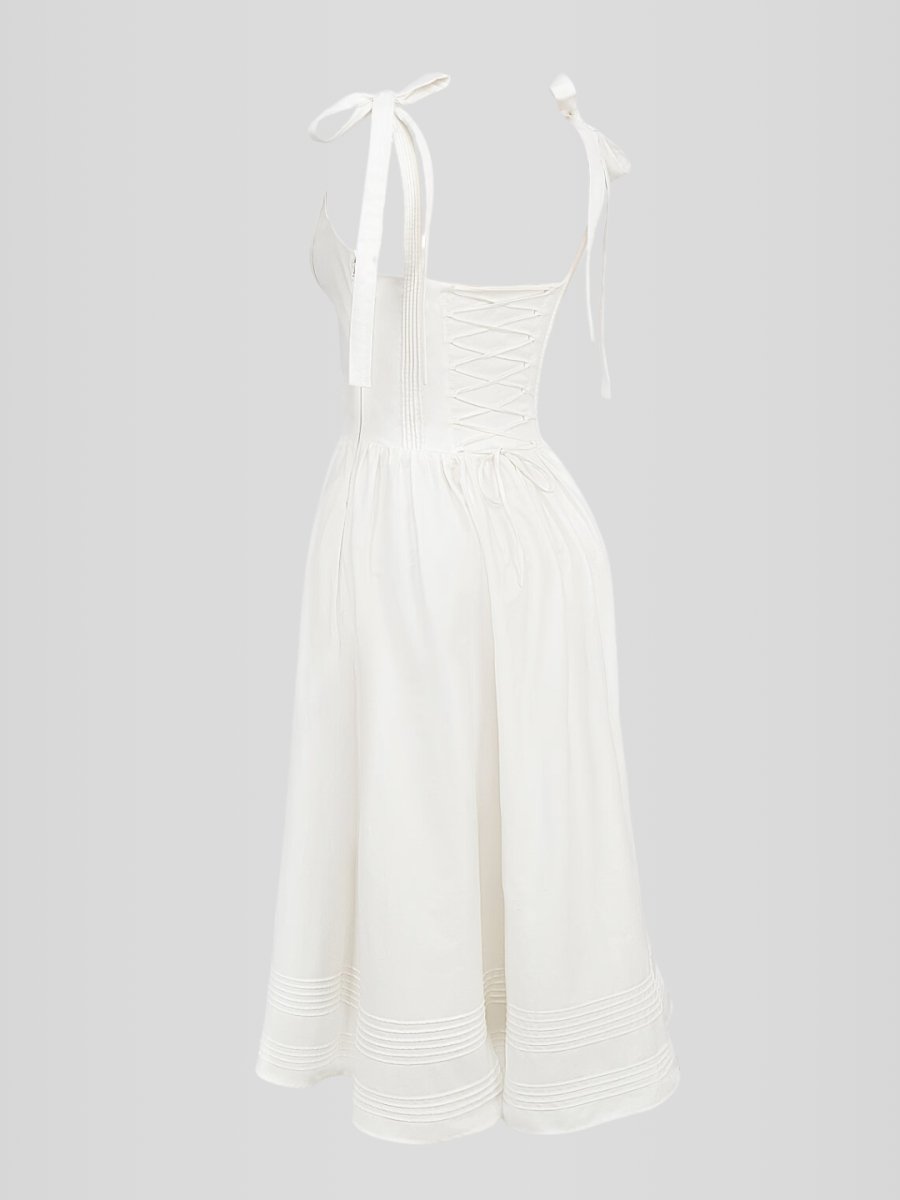 vestido midi blanco sin mangas con corset estructurado y ballenas internas. Diseño elegante con bolsillos discretos y ajuste entallado.
