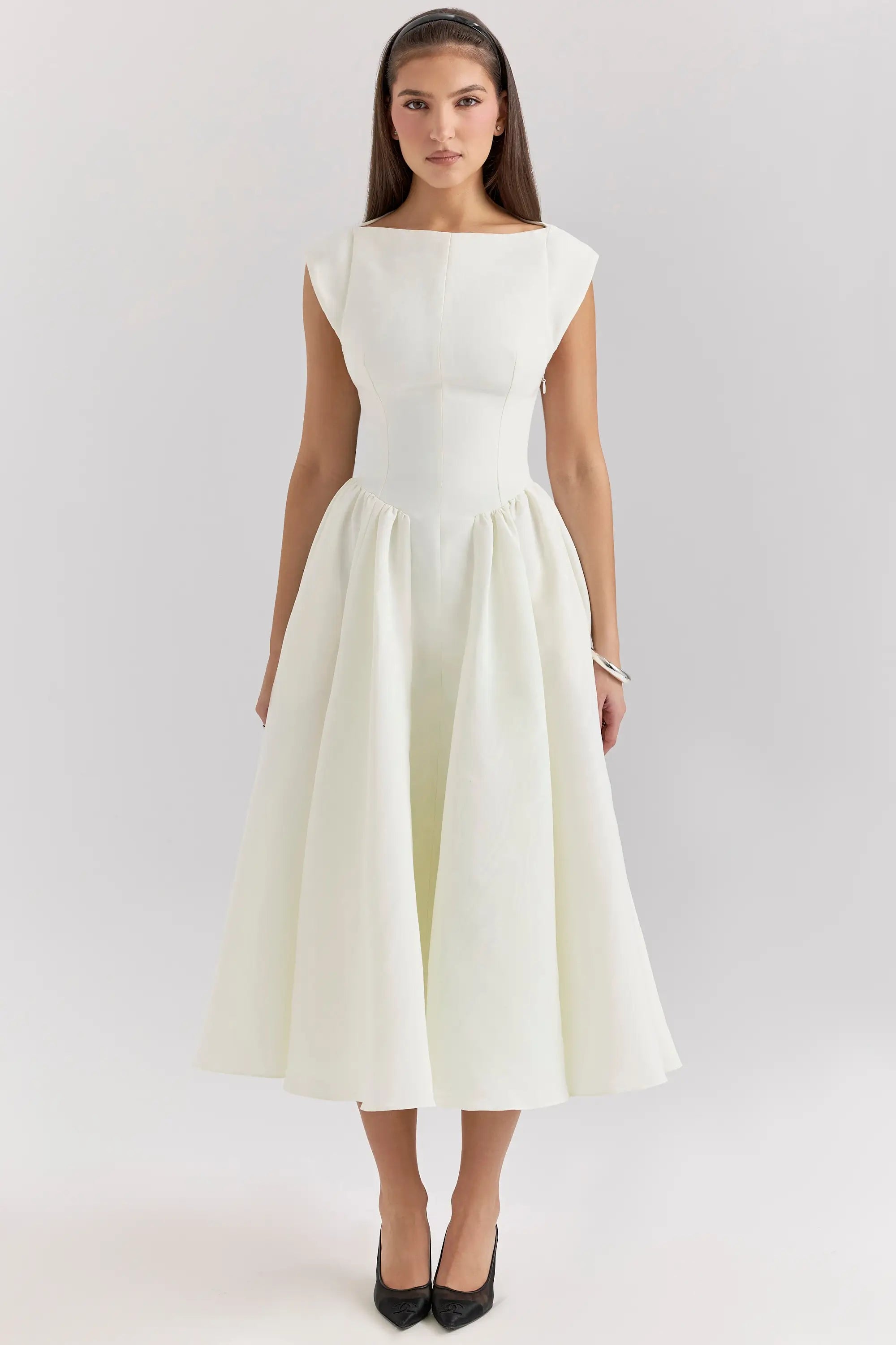 Vestido midi elegante
Vestido de fiesta midi
Vestido con abertura lateral
Vestido color blanco
Vestido con tirantes finos
Moda femenina elegante
Vestido para eventos formales
Vestido de cóctel midi
Veliara
Veliaramx