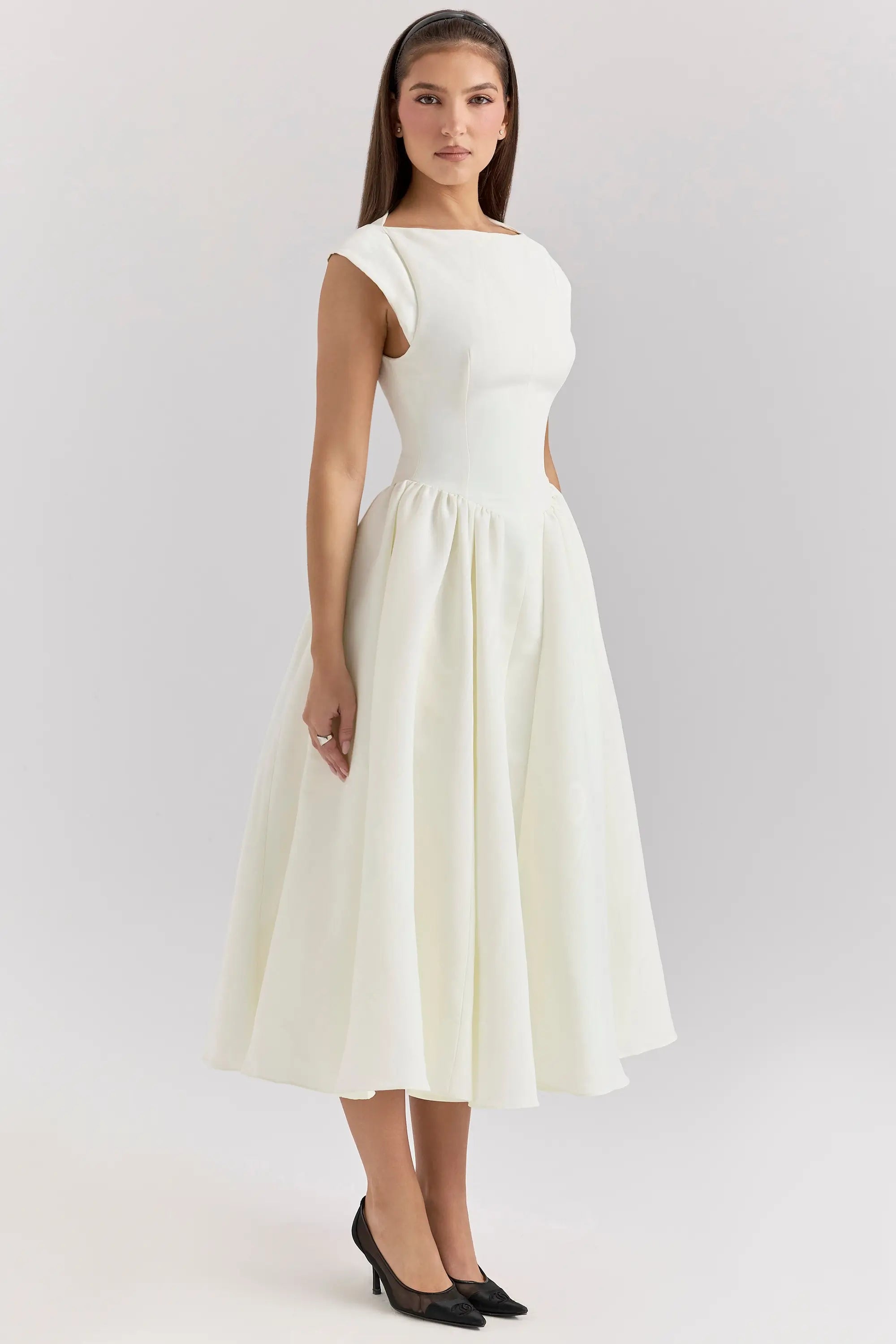 Vestido midi elegante
Vestido de fiesta midi
Vestido con abertura lateral
Vestido color blanco
Vestido con tirantes finos
Moda femenina elegante
Vestido para eventos formales
Vestido de cóctel midi
Veliara
Veliaramx