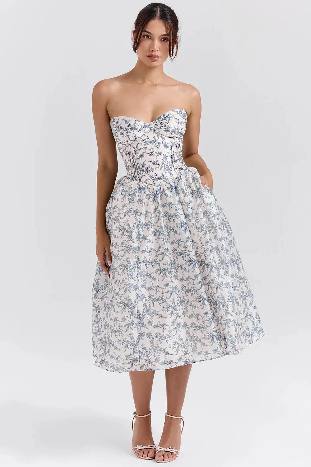 Modelo usando el Vestido Midi Floral Estefhanie