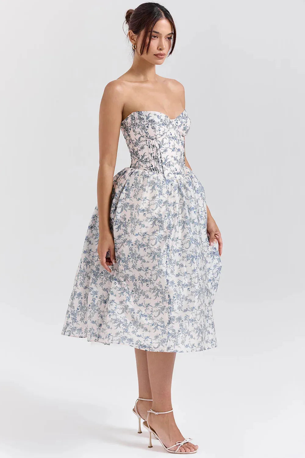 Modelo usando el Vestido Midi Floral Estefhanie