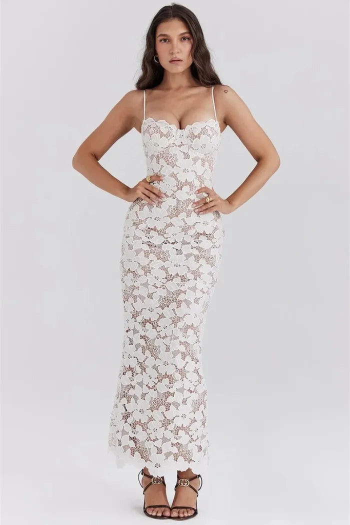 Modelo usando vestido de encaje blanco ajustado con escote corazón – Sophia