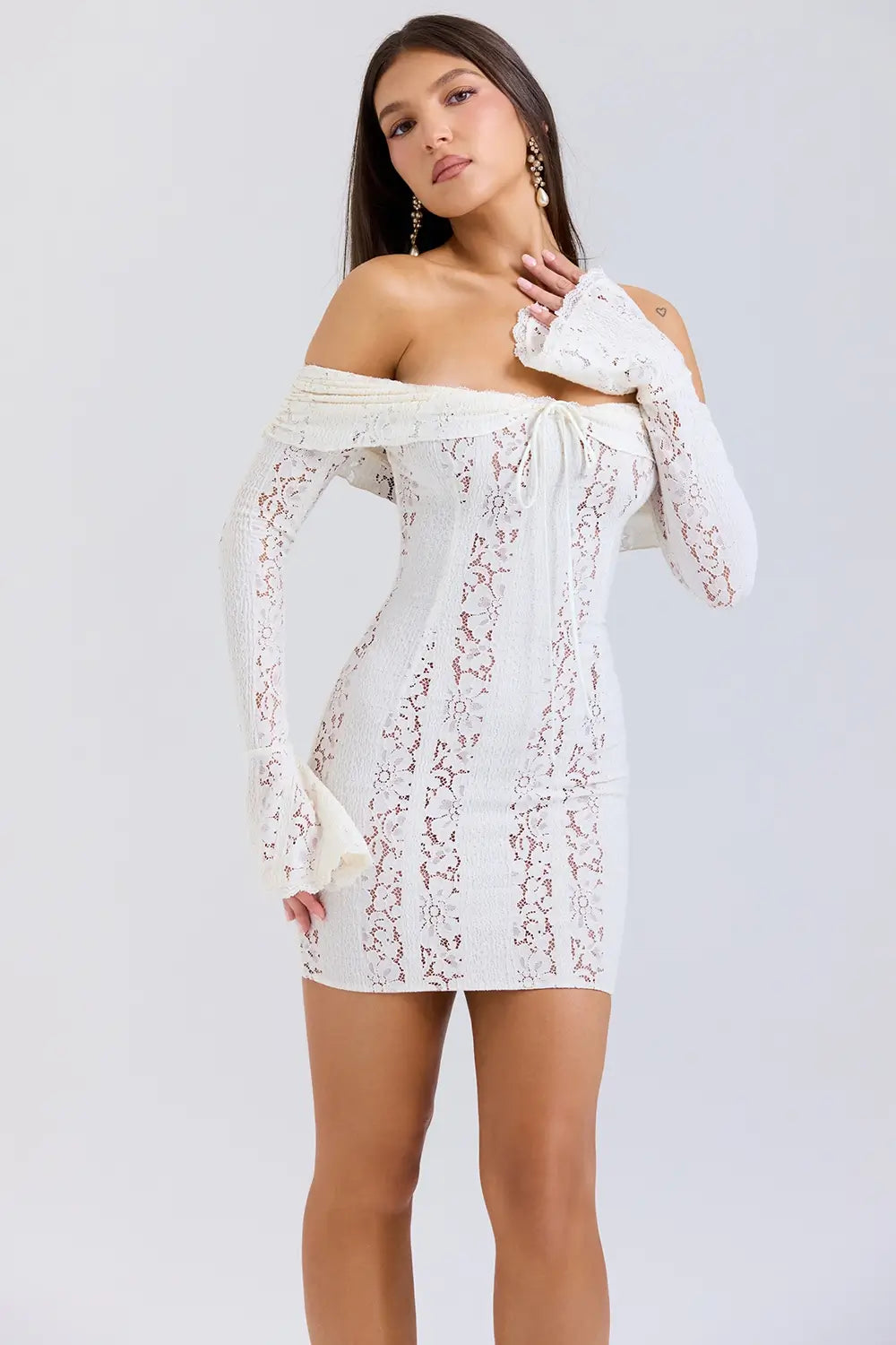estido mini, vestido encaje, vestido off shoulder, vestido con hombros descubiertos, vestido corto elegante, vestido de noche, vestido para cena romántica, vestido para fiesta privada, vestido para boda, vestido con mangas largas, vestido romántico, vestido con textura floral, vestido vintage moderno, vestido con forro, vestido femenino sofisticado, vestido invitada de boda, vestido edición limitada, vestido Veliara, vestido elegante mujer joven