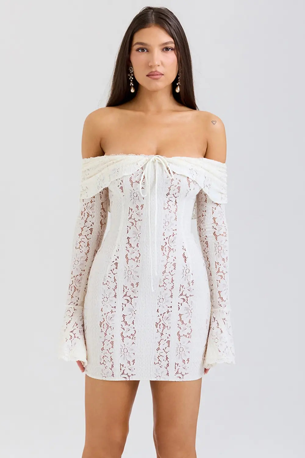 estido mini, vestido encaje, vestido off shoulder, vestido con hombros descubiertos, vestido corto elegante, vestido de noche, vestido para cena romántica, vestido para fiesta privada, vestido para boda, vestido con mangas largas, vestido romántico, vestido con textura floral, vestido vintage moderno, vestido con forro, vestido femenino sofisticado, vestido invitada de boda, vestido edición limitada, vestido Veliara, vestido elegante mujer joven
