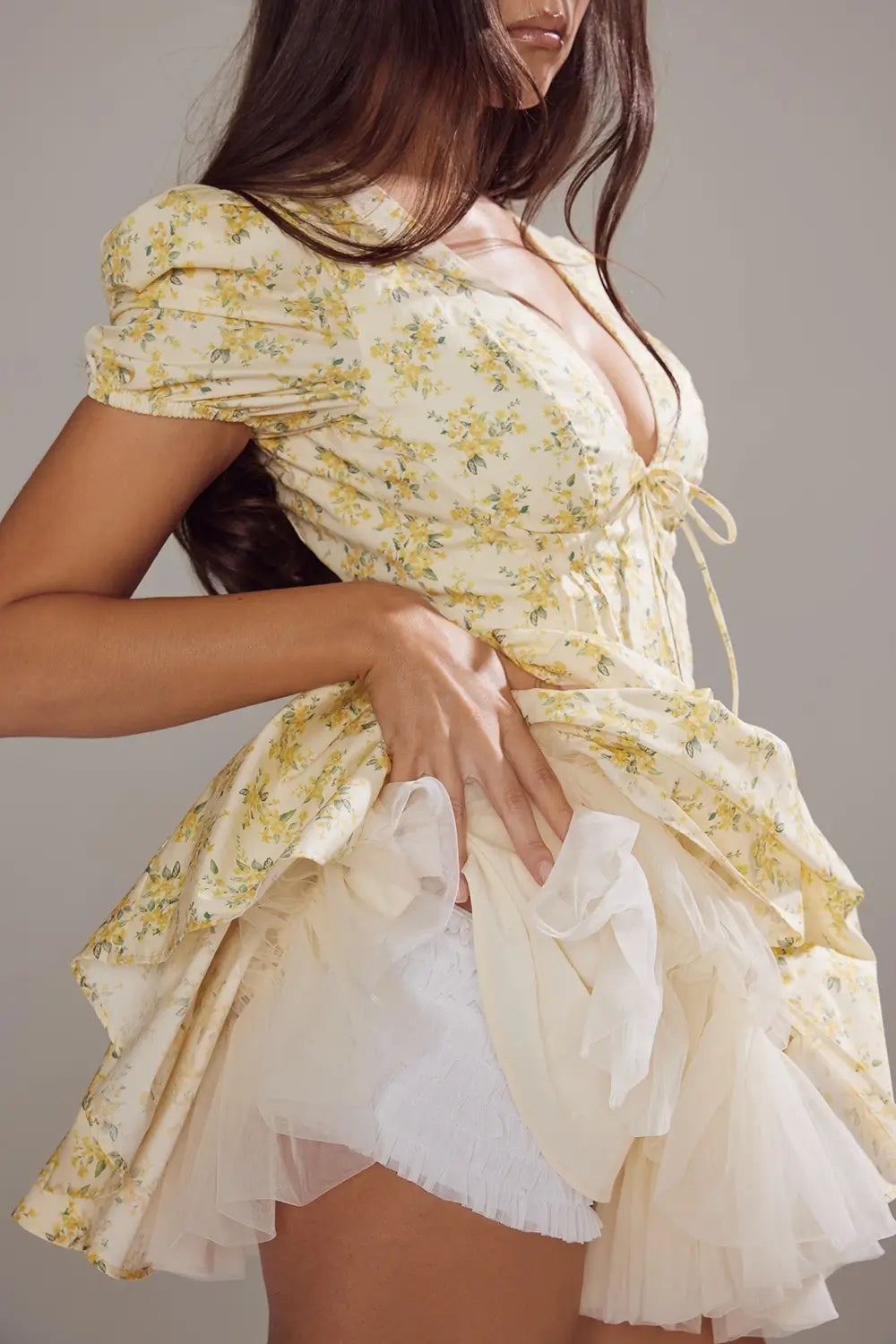 vestido mini floral, vestido plisado corto, vestido romántico, vestido floral primavera, vestido con mangas princesa, vestido estampado vintage, vestido corto elegante, vestido para brunch, vestido con vuelo, vestido floral para mujer joven, vestido veraniego, vestido fresco y femenino, vestido floral con falda con movimiento, vestido floral para sesión de fotos, vestido para paseo de fin de semana, vestido de flores estilo europeo, vestido cómodo para clima cálido, vestido con caída suave, vestido casual e