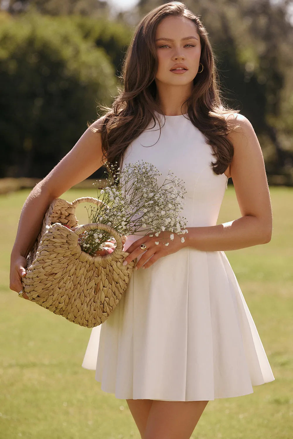 Modelo usando vestido blanco corto Claretta en algodón, ideal para boda civil
