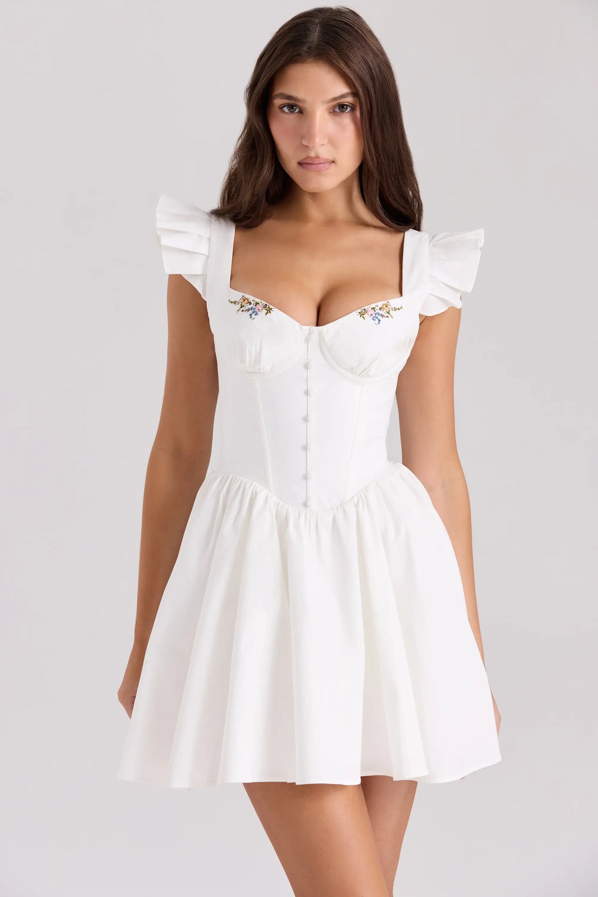 Blanco: Modelo usando el Vestido Siena Blanco – busto bordado, corset estructurado y falda línea A
