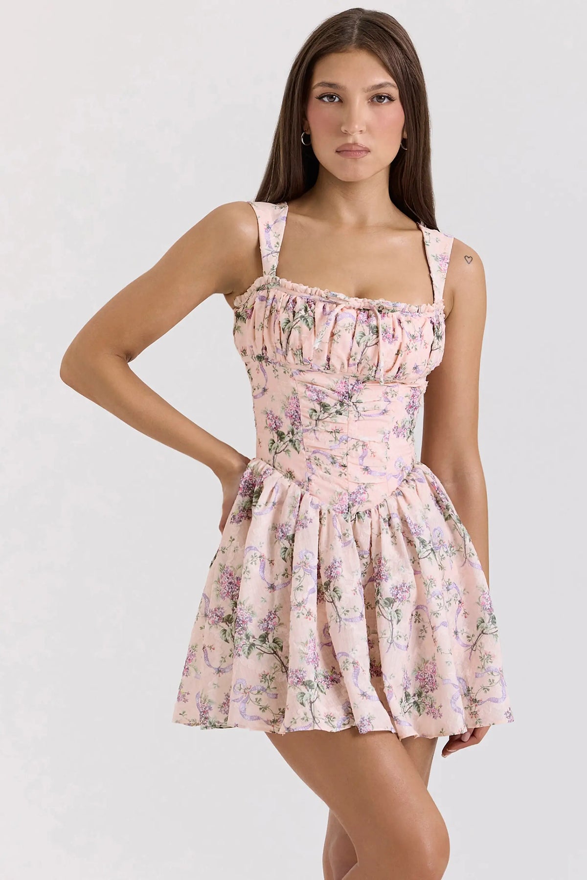 Modelo usando el Vestido Colette Rosa Vintage – corset interno, escote fruncido y falda corta floral