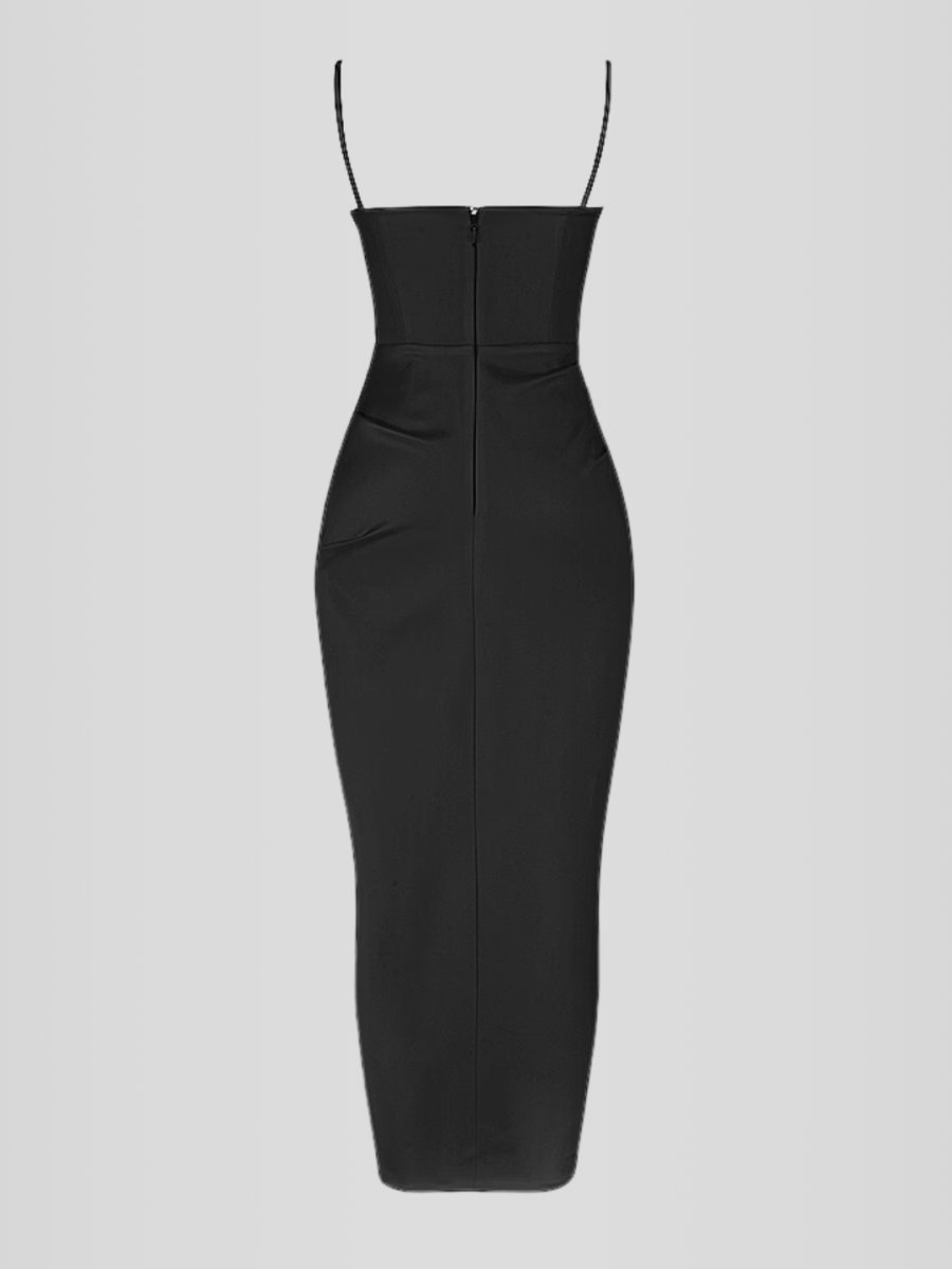 Modelo usando vestido largo negro de satén duquesa con corset interno, escote estructurado y abertura lateral. Diseño elegante, entallado y sofisticado.