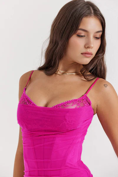 Look femenino con vestido largo rosa con corset y encaje. Ideal para fiestas elegantes o eventos especiales.