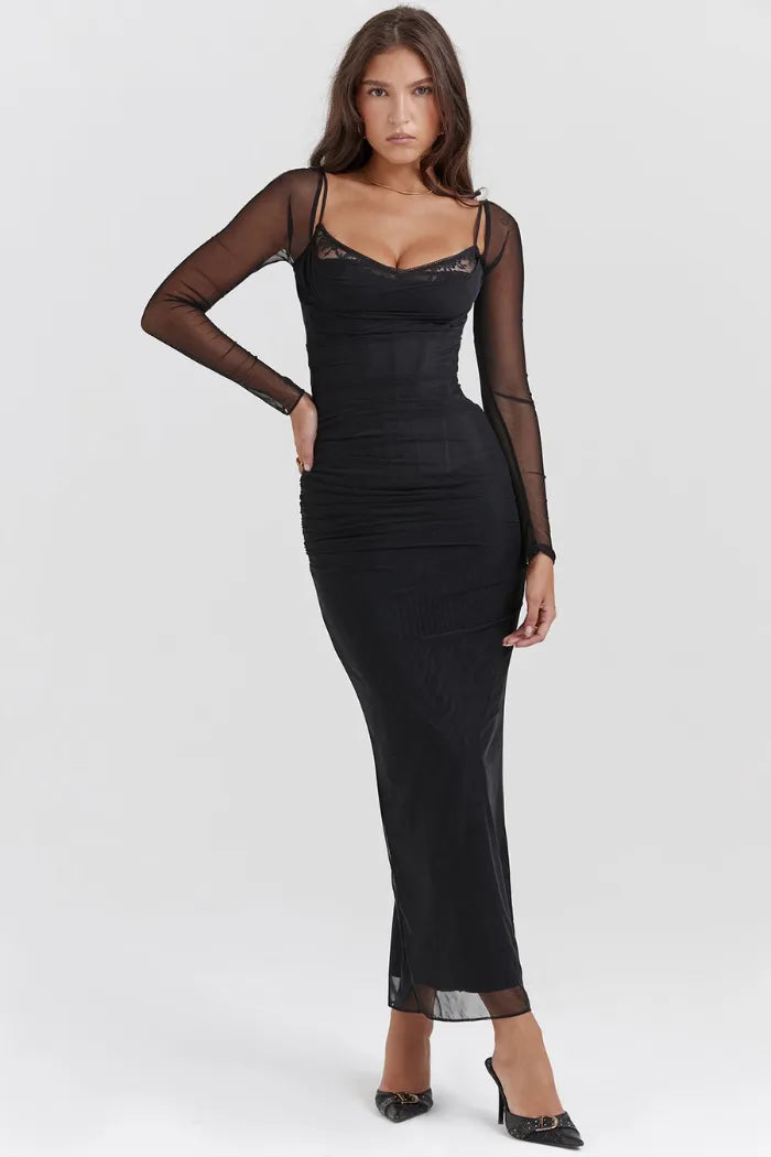 Vestido largo negro con encaje y corset estructurado, ideal para gala o eventos formales. Diseño elegante con mangas largas.