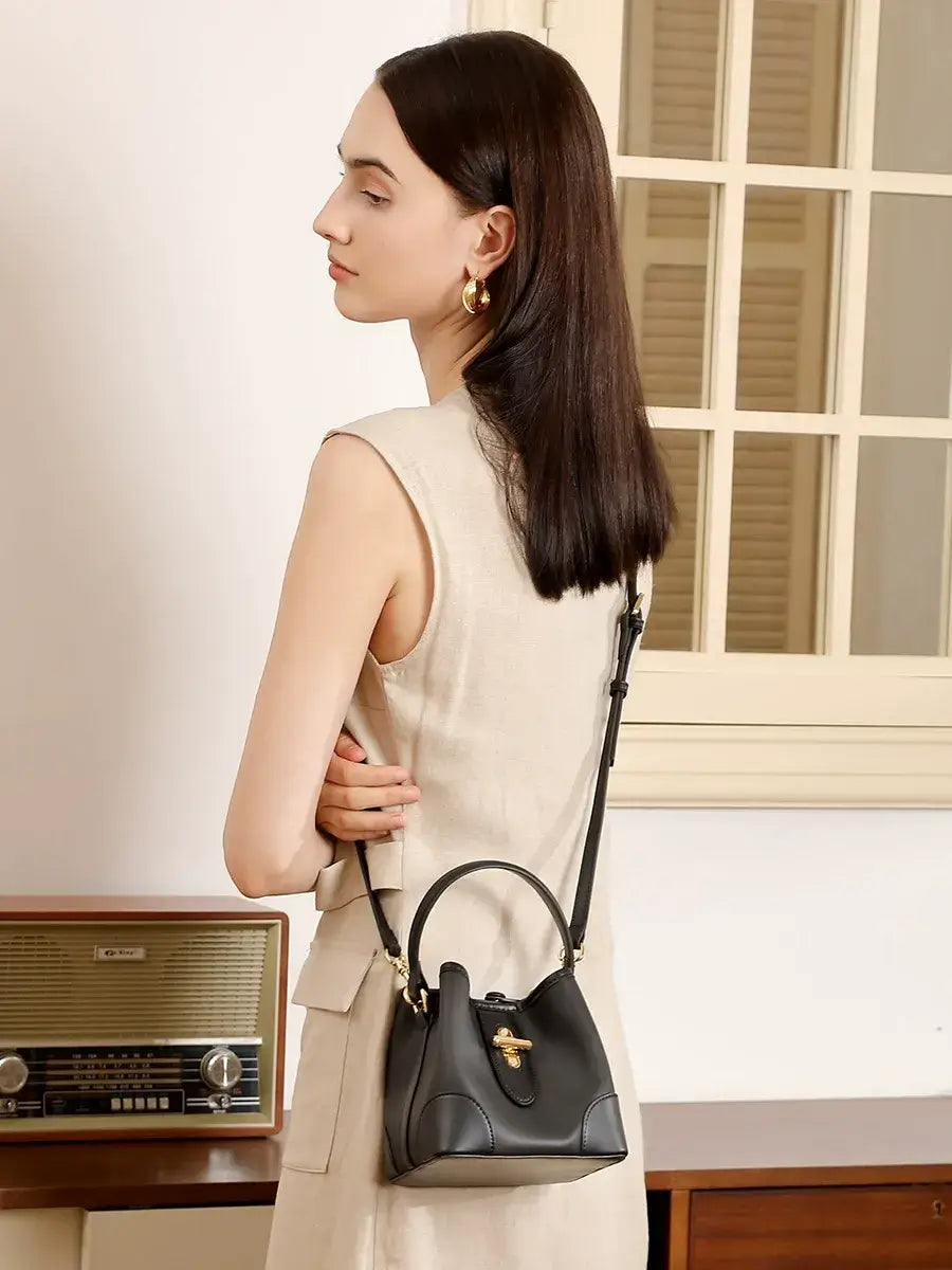 Bolso Bucket Mini de Cuero Legítimo con Cierre Metálico – Modelo Atena