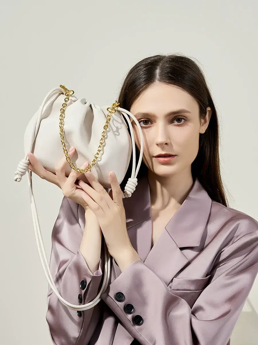 Bolso pouch blanco de cuero legítimo con cadena dorada – Modelo Aurelia