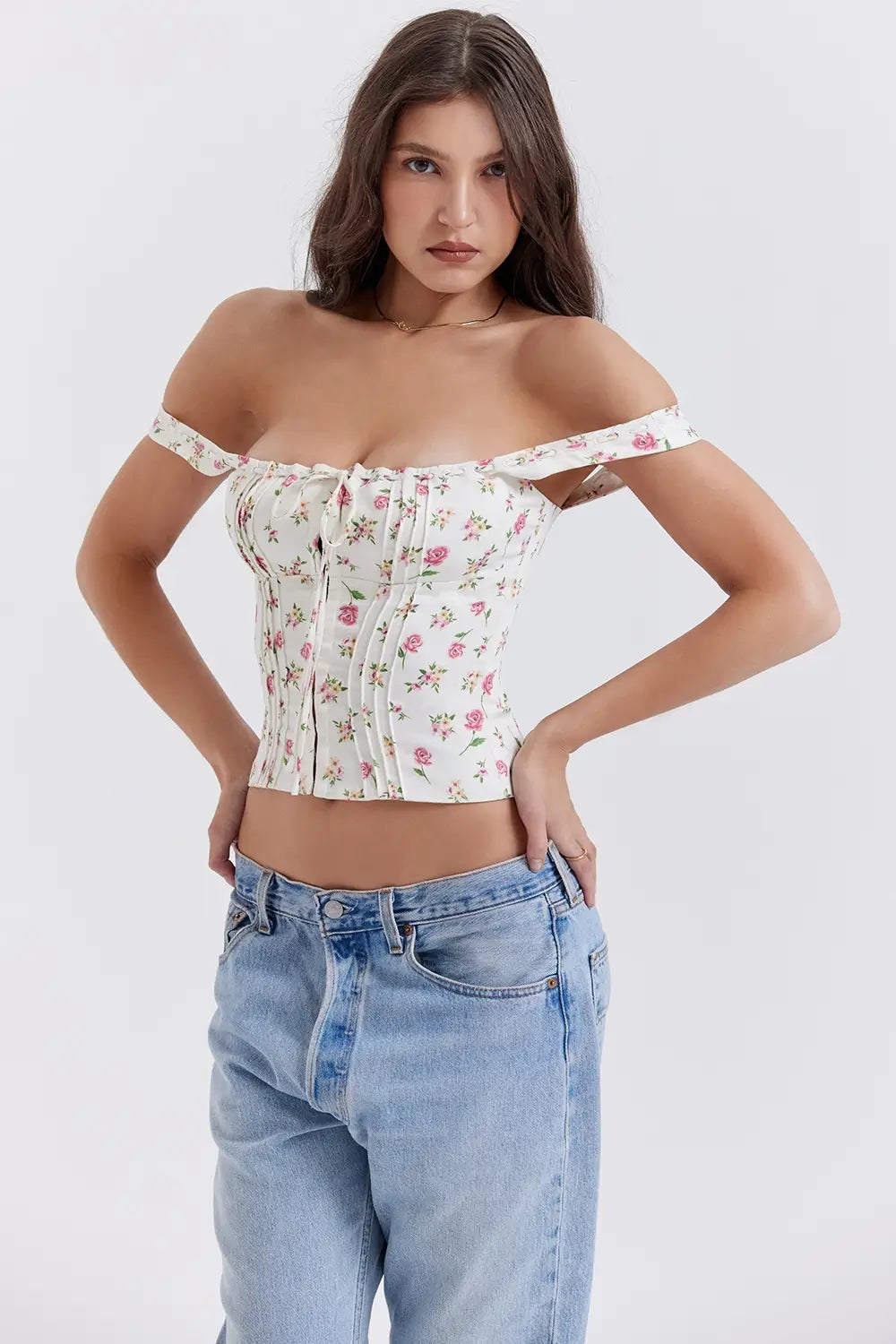 Modelo usando el Corset Aurélie en color Blanco Floral