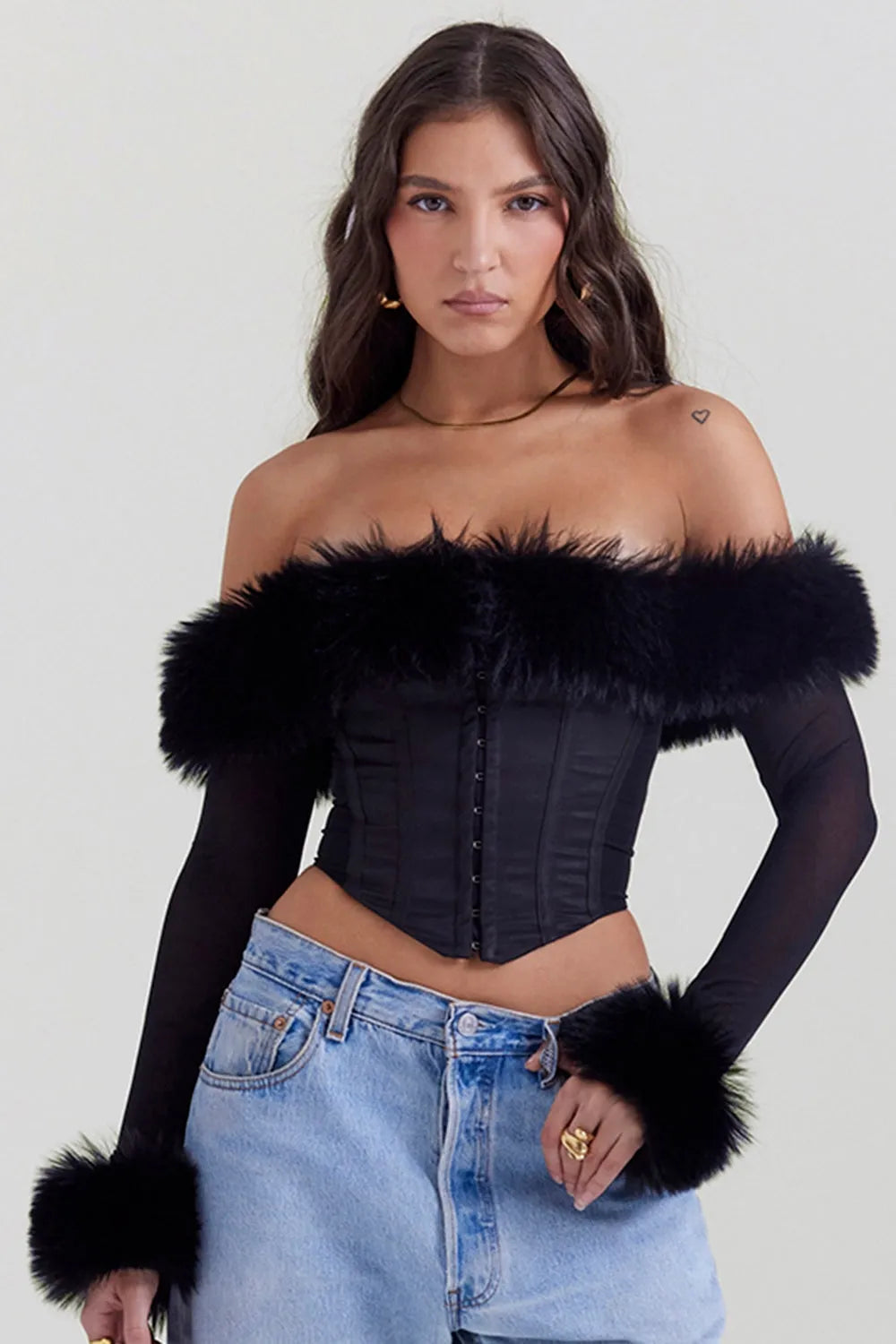 Modelo usando el Corset Negro con Mangas Largas Ryana de VELIARA