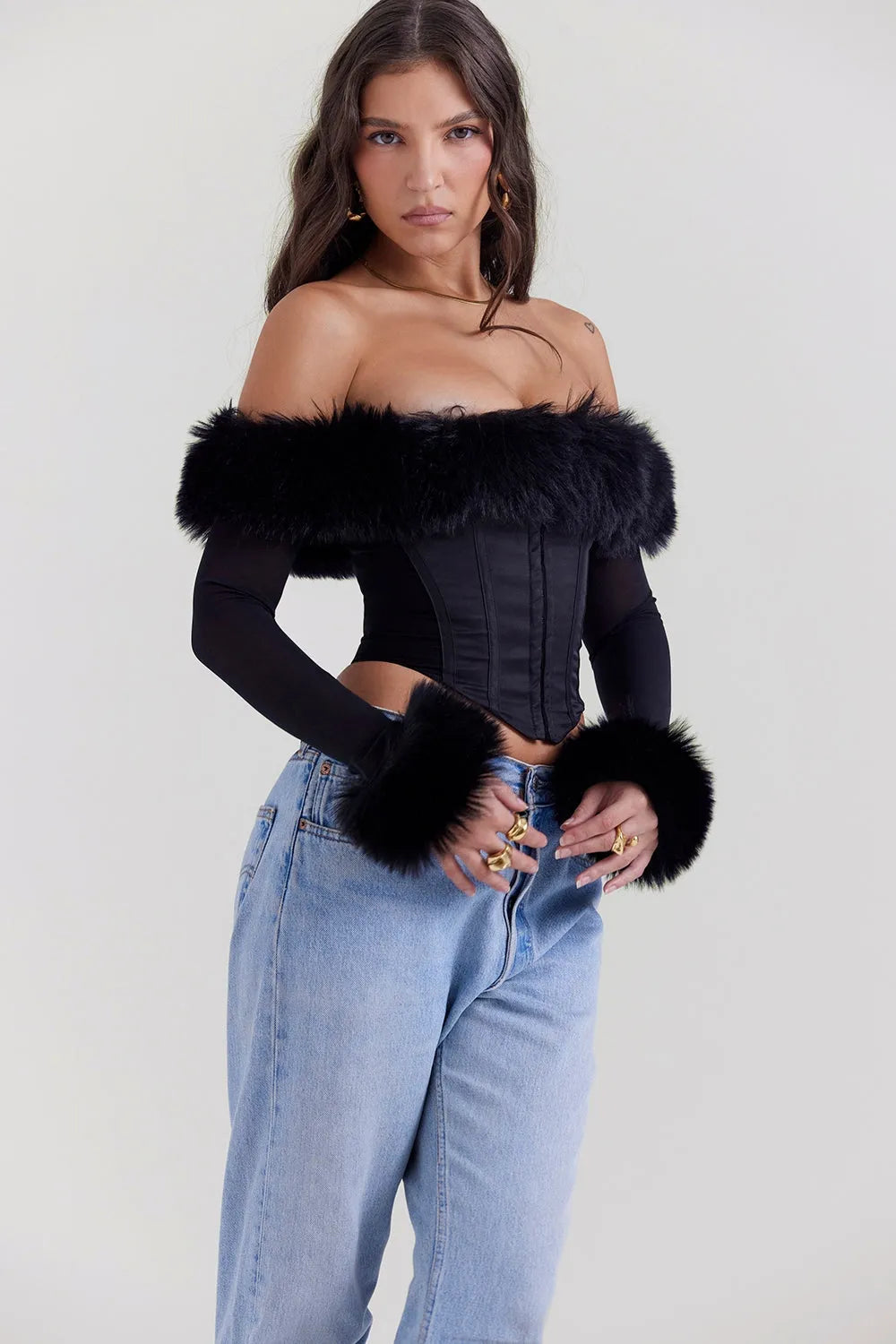 Modelo usando el Corset Negro con Mangas Largas Ryana de VELIARA