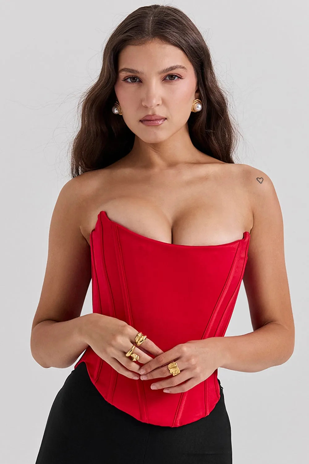 Modelo usando corset rojo elegante con estructura moldeadora