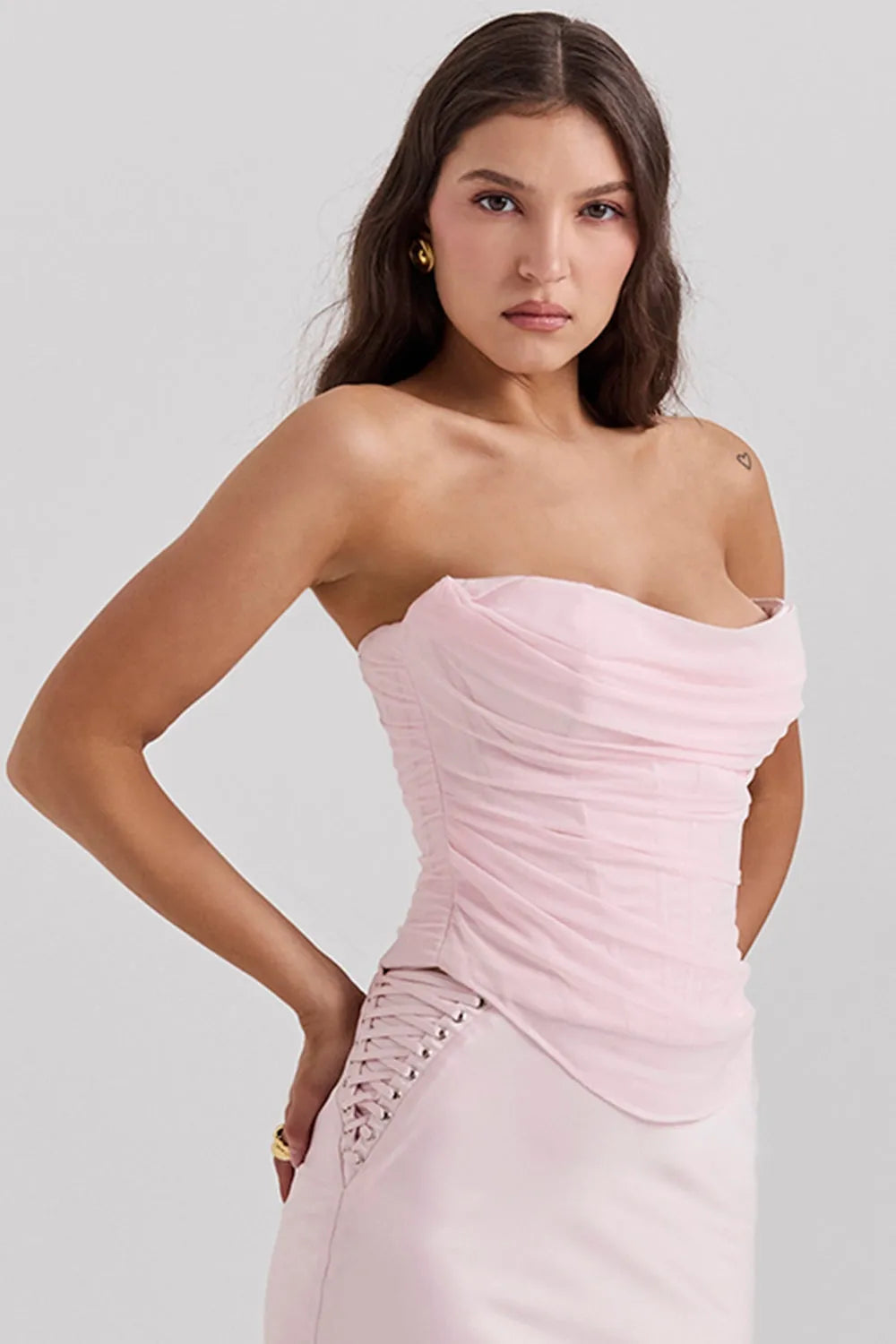 Modelo usando corset rosa elegante strapless Aryana