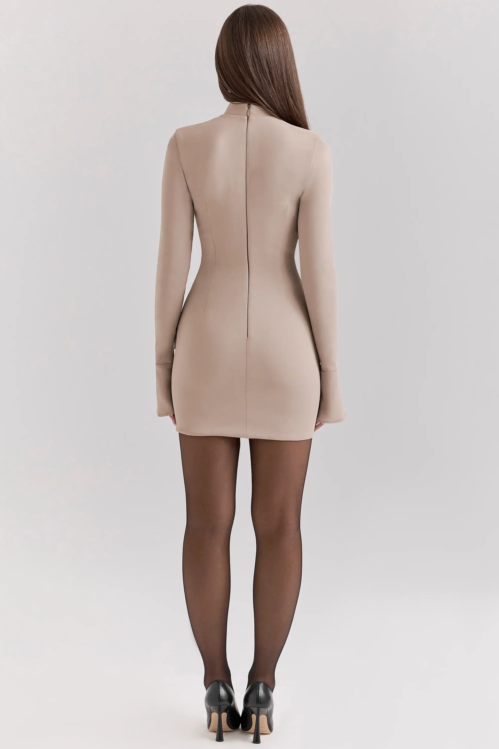Vestido Corto Beige con Bolsillos Decorativos – Modelo Mahalia