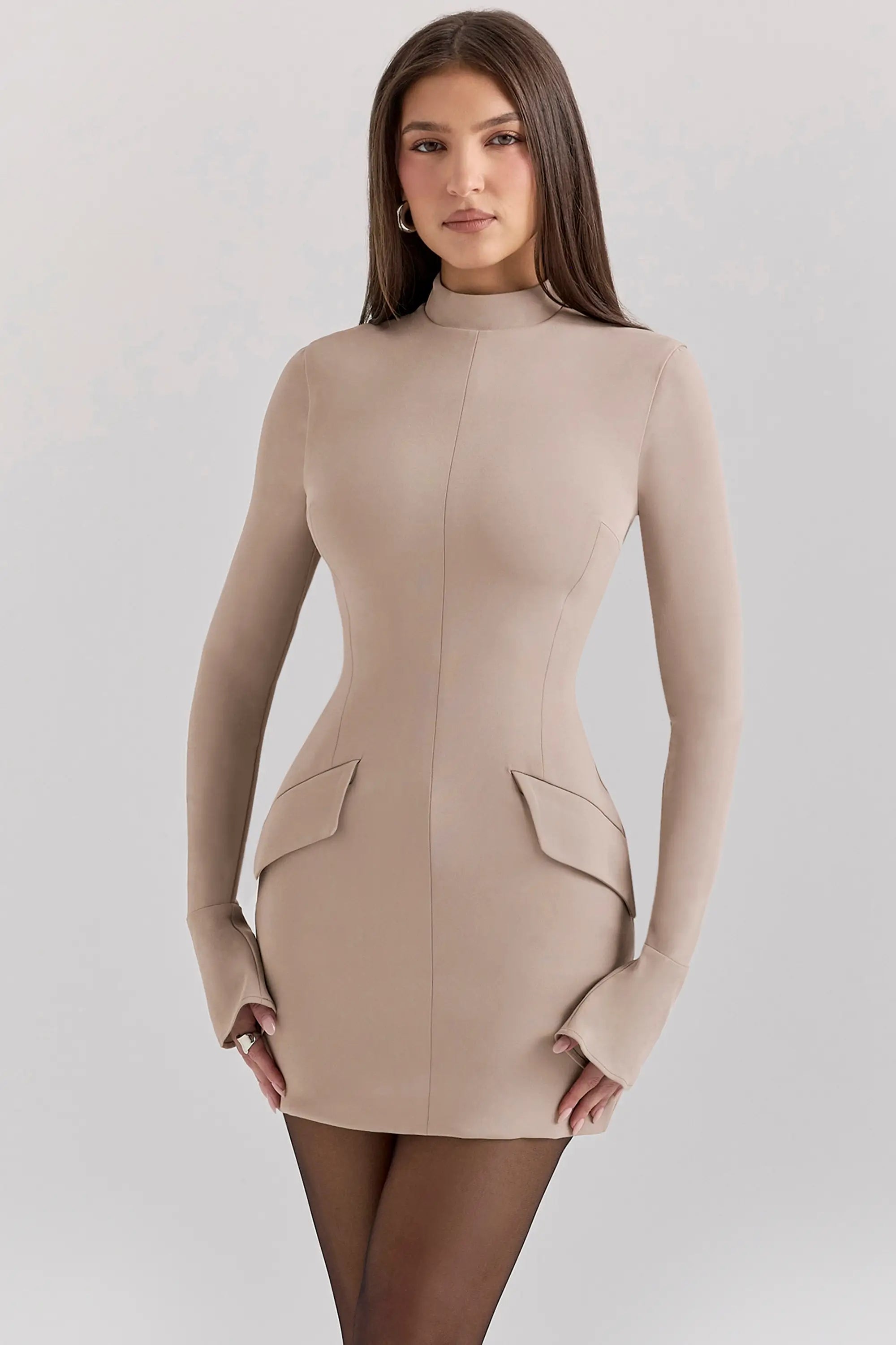 Vestido Corto Beige con Bolsillos Decorativos – Modelo Mahalia