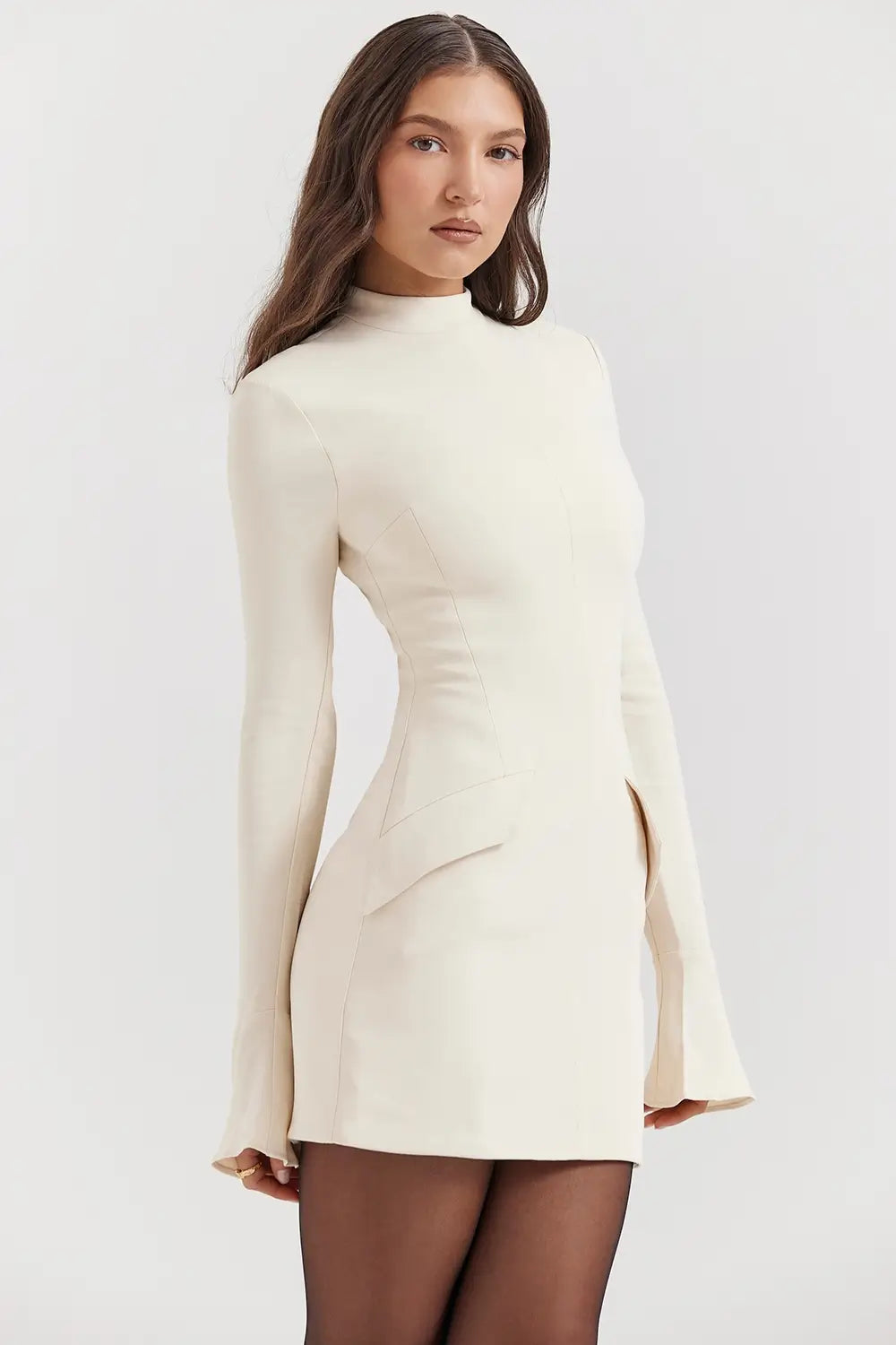 Vestido Corto Blanco Elegante con Bolsillos Decorativos – Modelo Mahalia